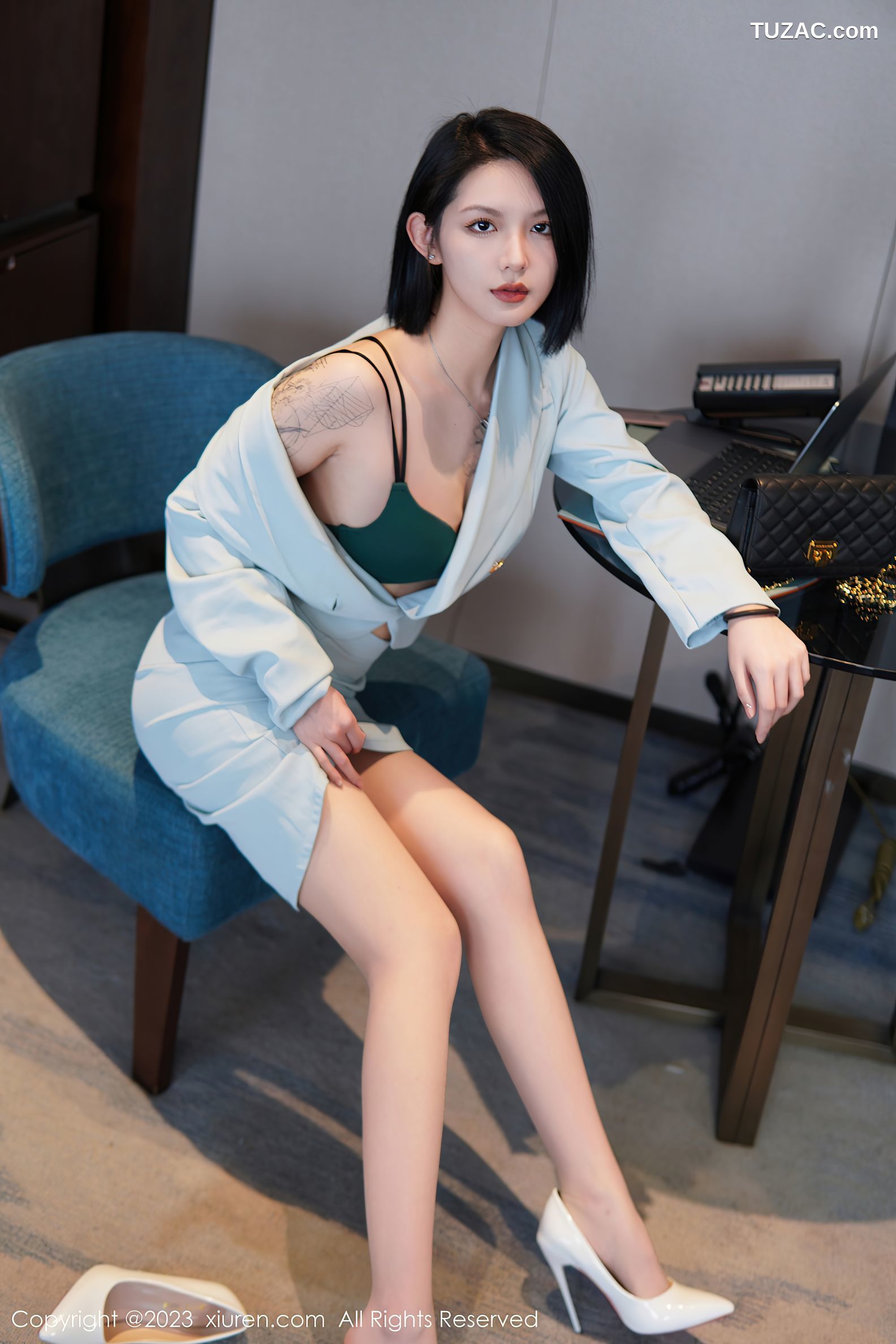 XiuRen秀人网-6885-乔一一-淡蓝色OL服饰墨绿色内衣原色丝袜-2023.06.09