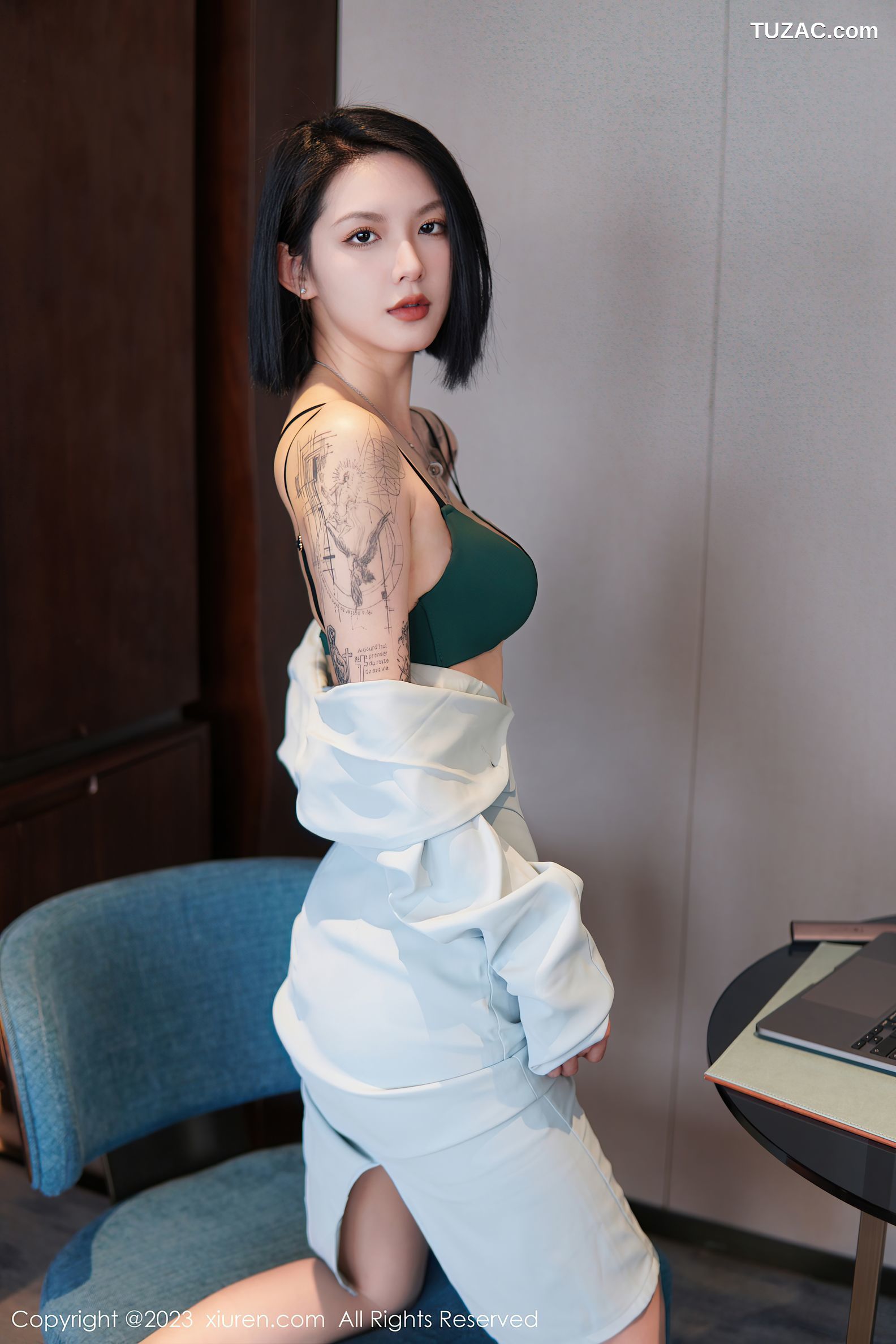 XiuRen秀人网-6885-乔一一-淡蓝色OL服饰墨绿色内衣原色丝袜-2023.06.09