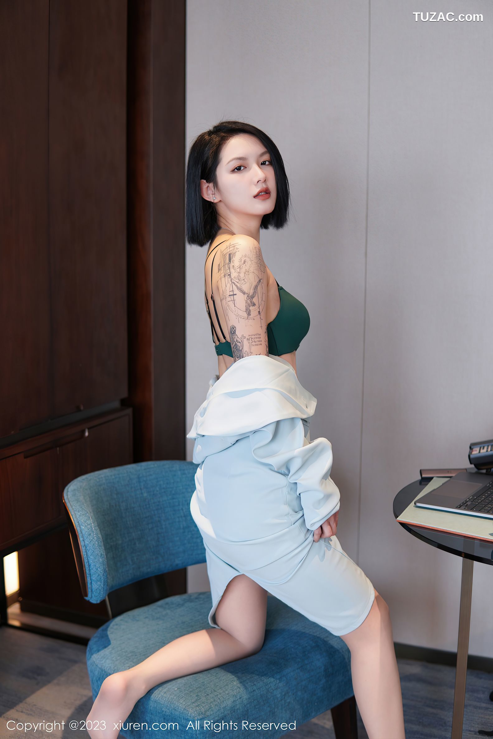 XiuRen秀人网-6885-乔一一-淡蓝色OL服饰墨绿色内衣原色丝袜-2023.06.09