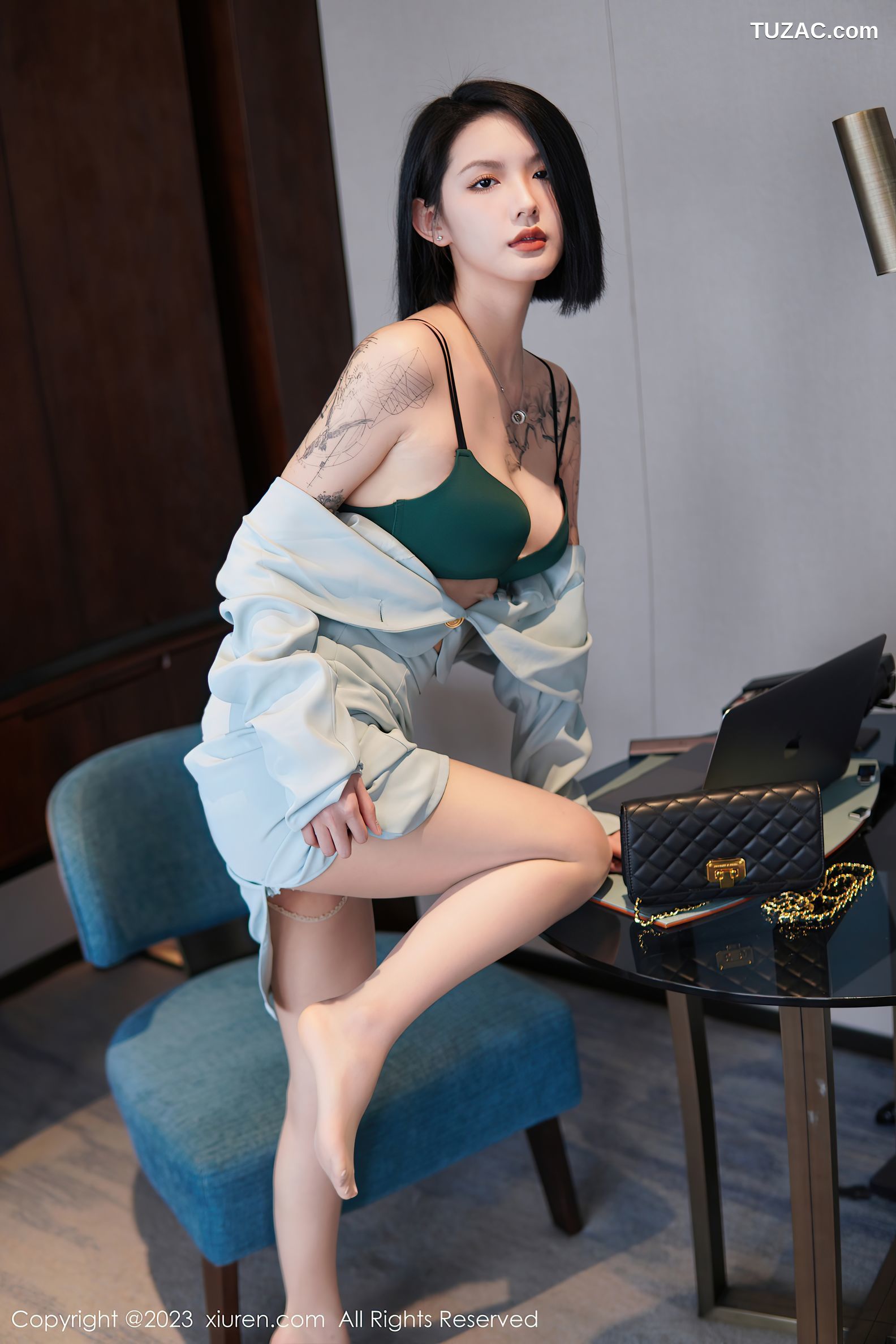 XiuRen秀人网-6885-乔一一-淡蓝色OL服饰墨绿色内衣原色丝袜-2023.06.09