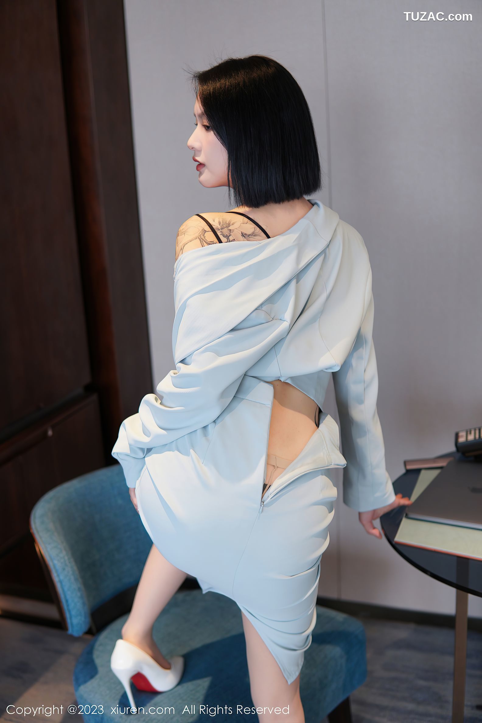 XiuRen秀人网-6885-乔一一-淡蓝色OL服饰墨绿色内衣原色丝袜-2023.06.09