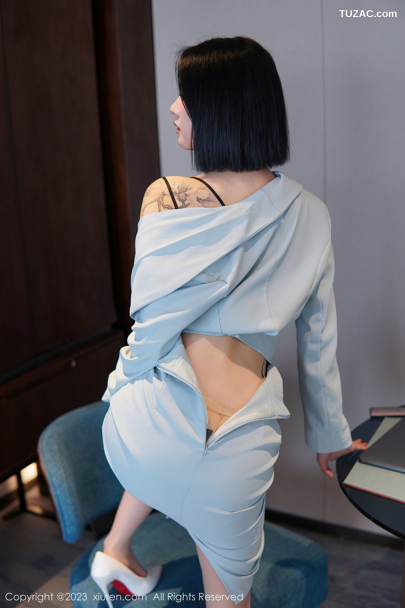 XiuRen秀人网-6885-乔一一-淡蓝色OL服饰墨绿色内衣原色丝袜-2023.06.09