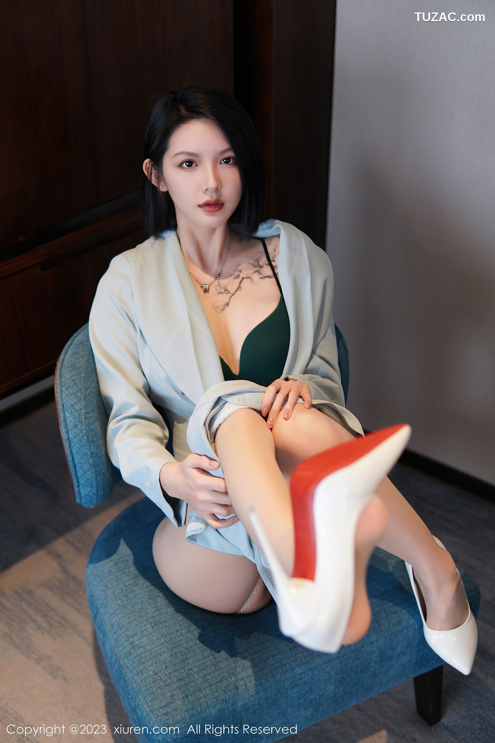 XiuRen秀人网-6885-乔一一-淡蓝色OL服饰墨绿色内衣原色丝袜-2023.06.09