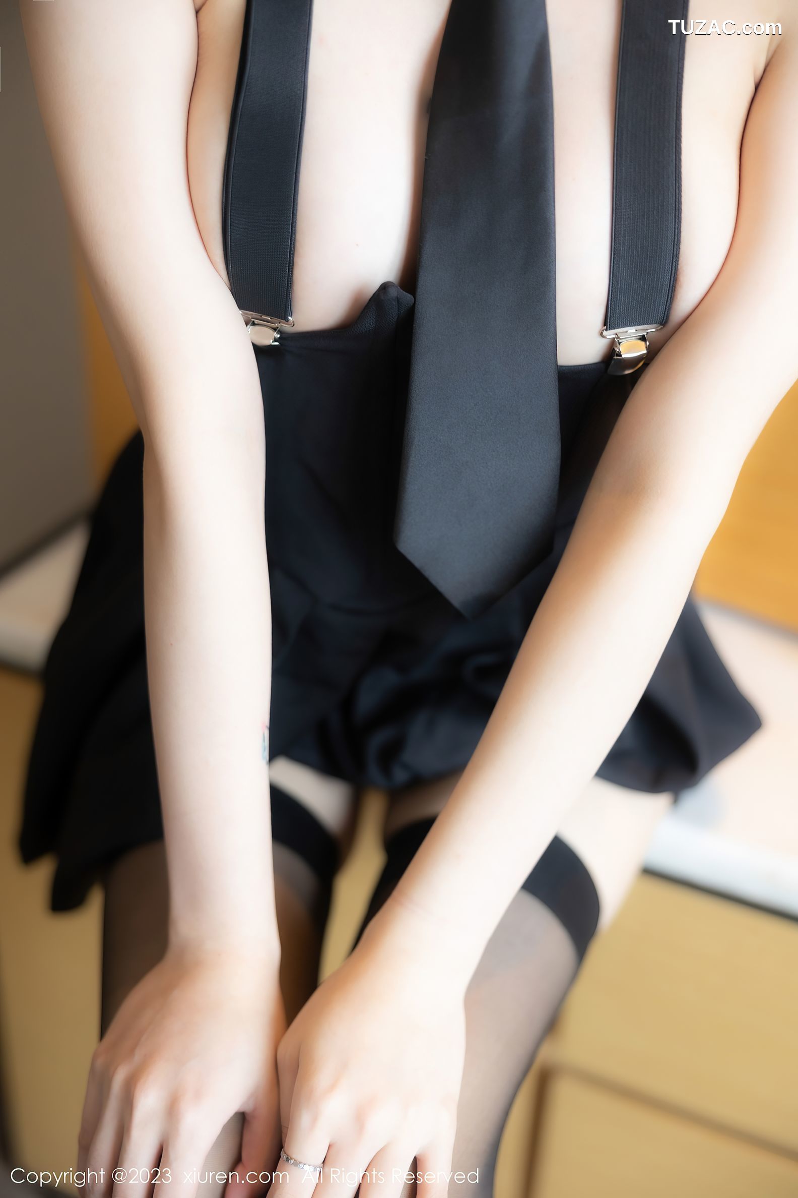XiuRen秀人网-6892-幼幼-淡蓝色上衣黑色蕾丝内衣黑丝吊带袜-2023.06.09