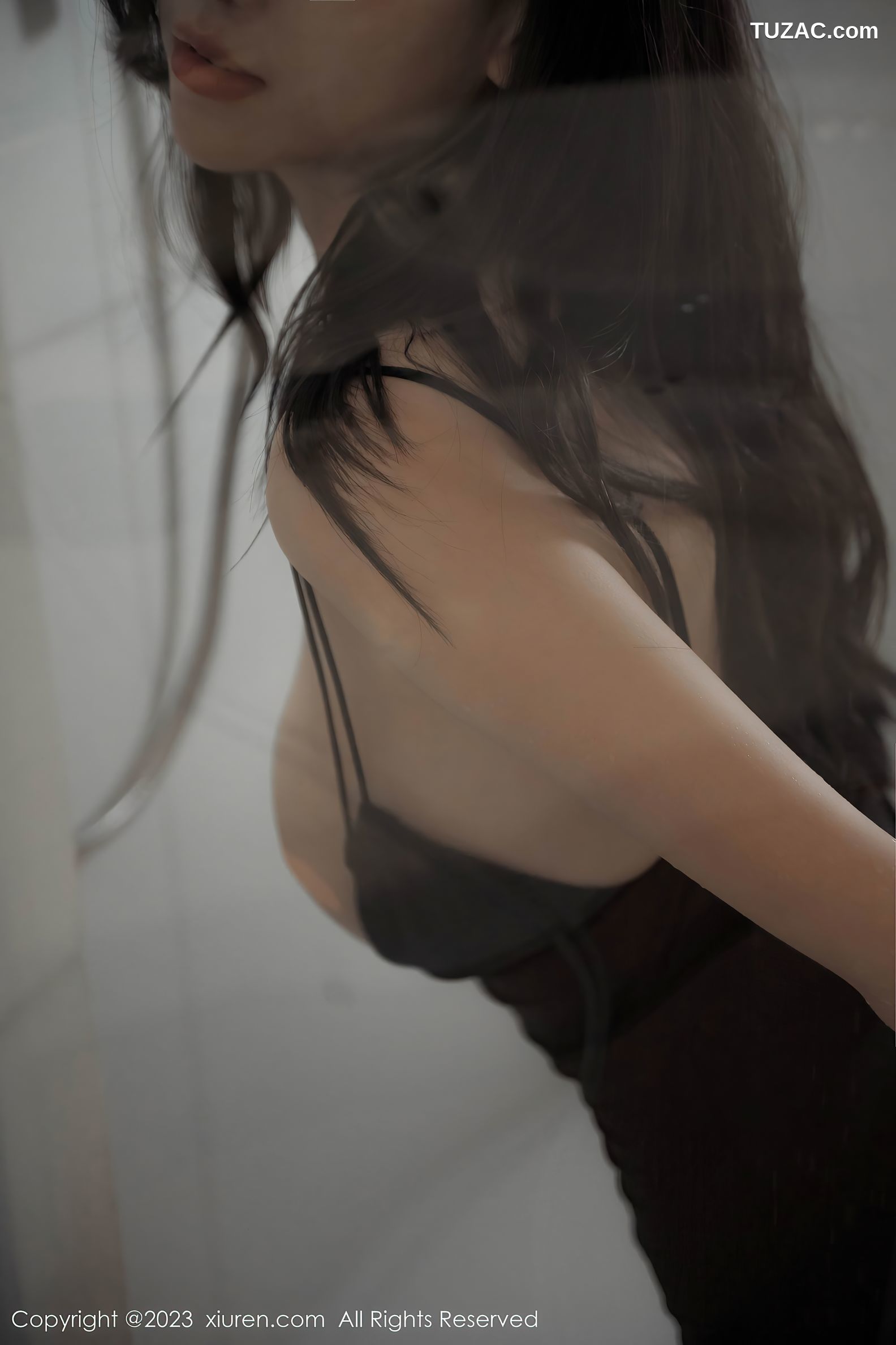 XiuRen秀人网-6916-章芃芃-浴室场景黑色吊带短裙豪乳遮点-2023.06.15