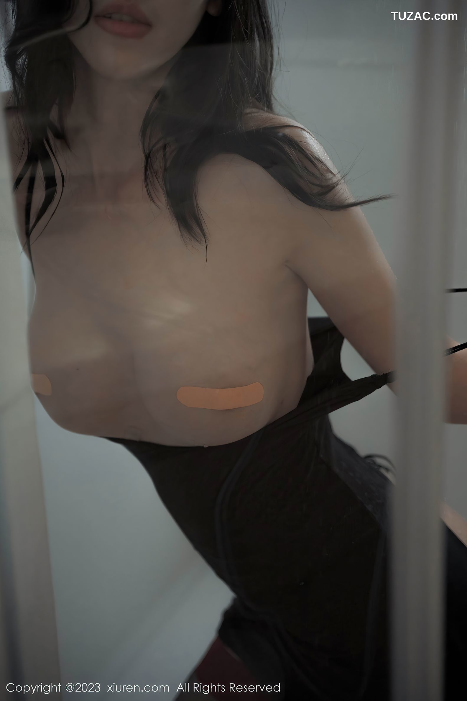 XiuRen秀人网-6916-章芃芃-浴室场景黑色吊带短裙豪乳遮点-2023.06.15