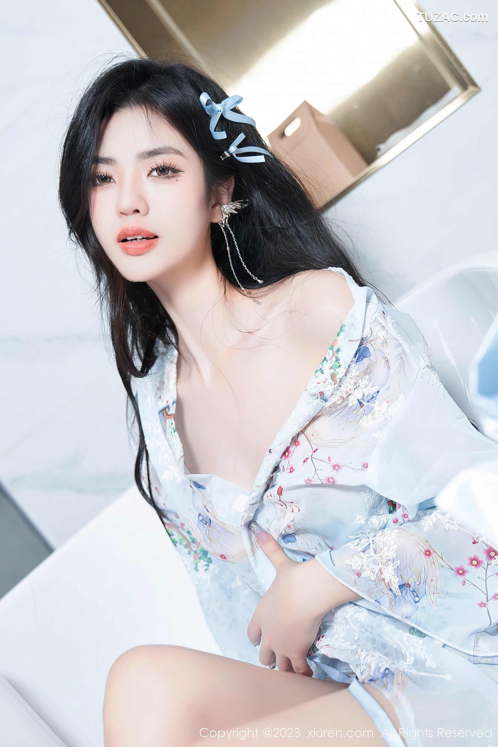 XiuRen秀人网-6924-浅浅Danny-淡蓝色花纹睡裙原色丝袜-2023.06.15