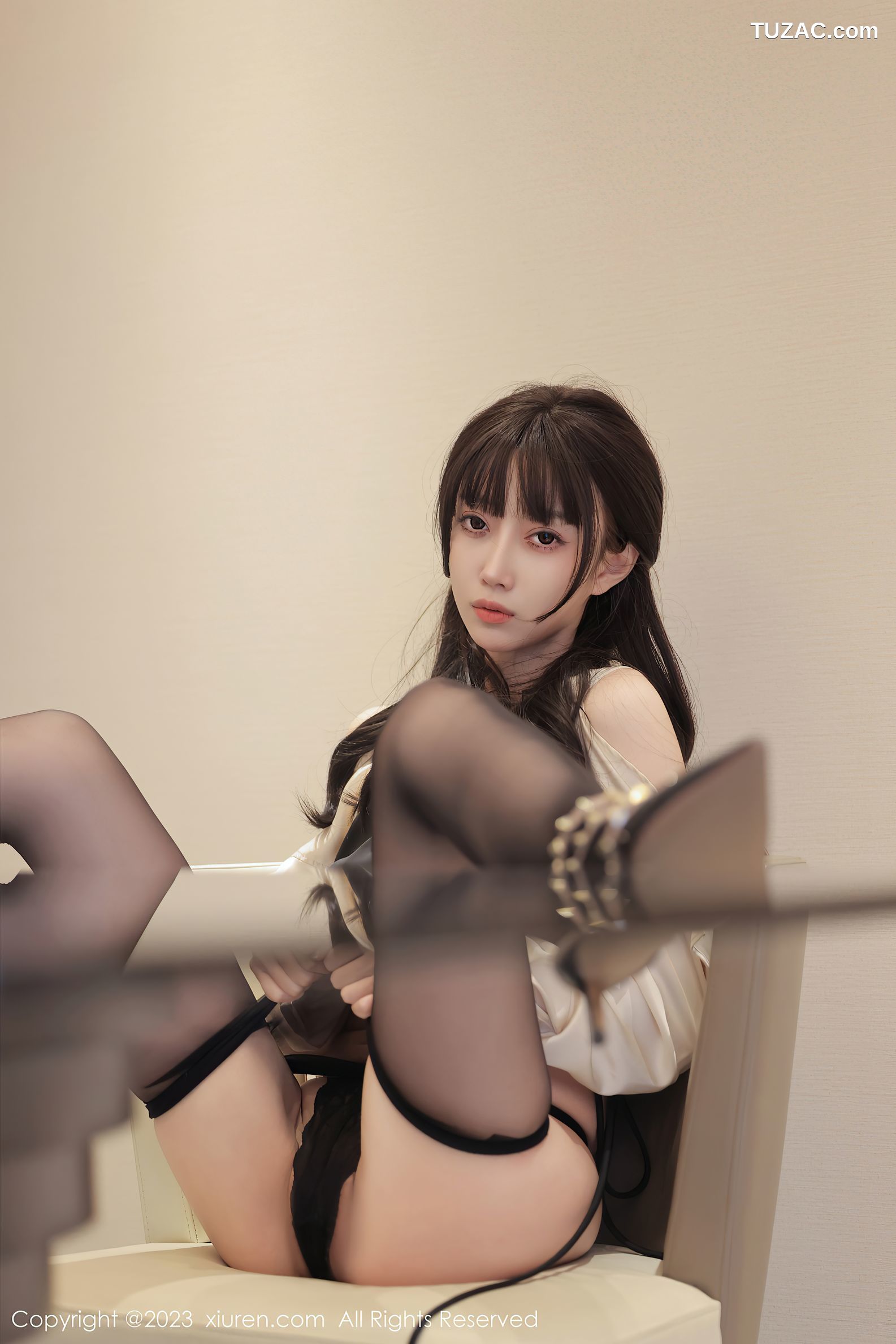 XiuRen秀人网-6929-玥儿玥er-浅色上衣黑色短裙超薄黑丝-2023.06.16