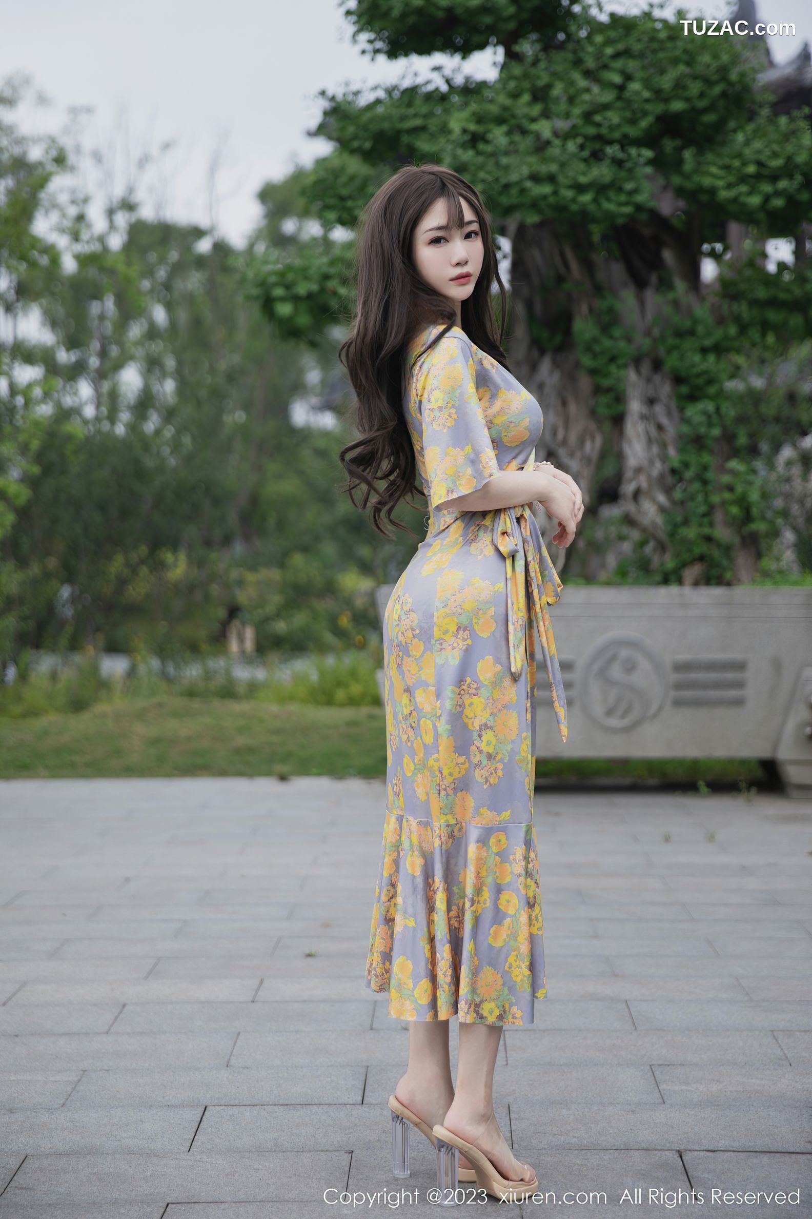 XiuRen秀人网-6949-严利娅Yuliya-黄灰色睡裙半撩-2023.06.20