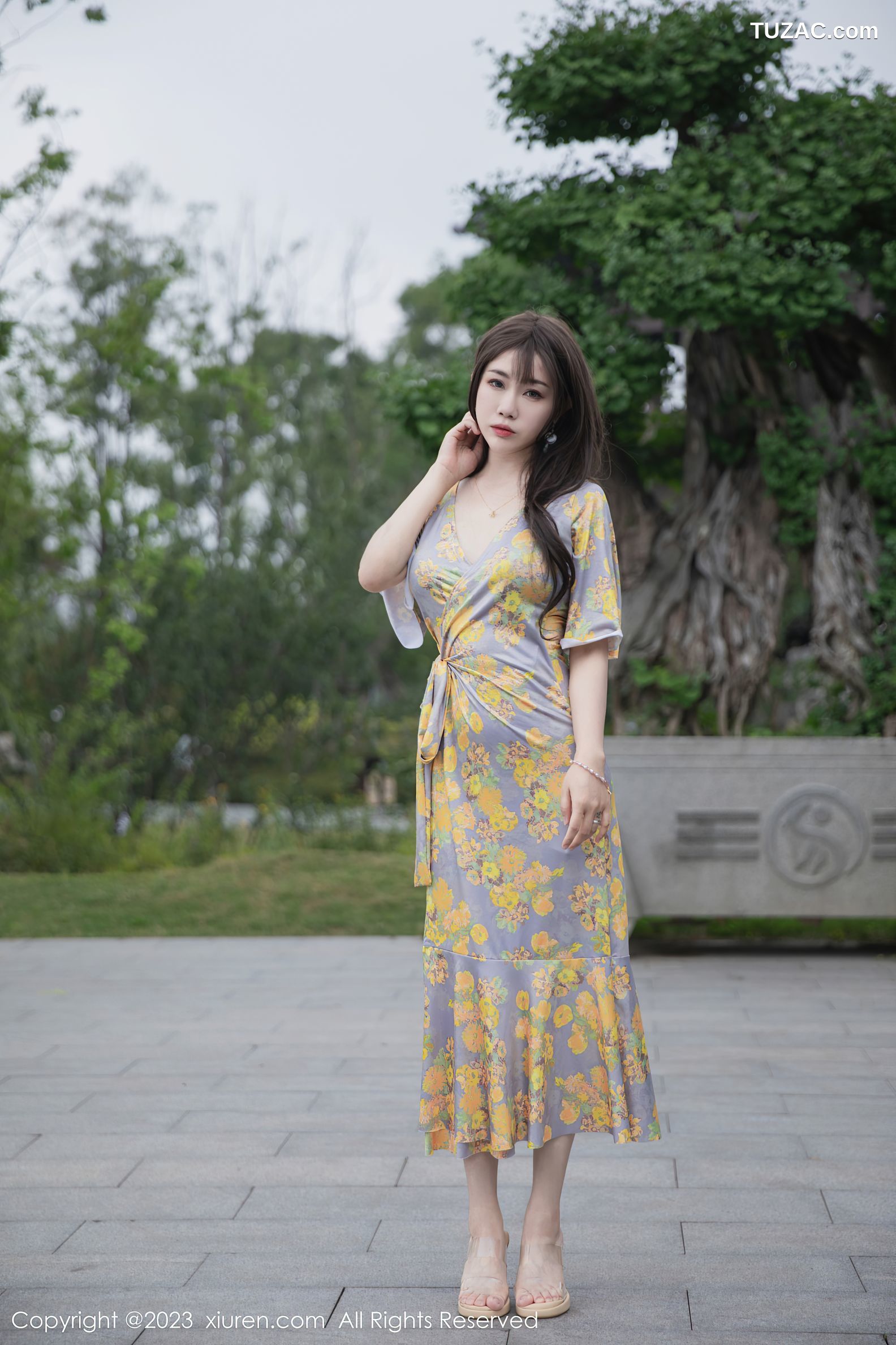 XiuRen秀人网-6949-严利娅Yuliya-黄灰色睡裙半撩-2023.06.20