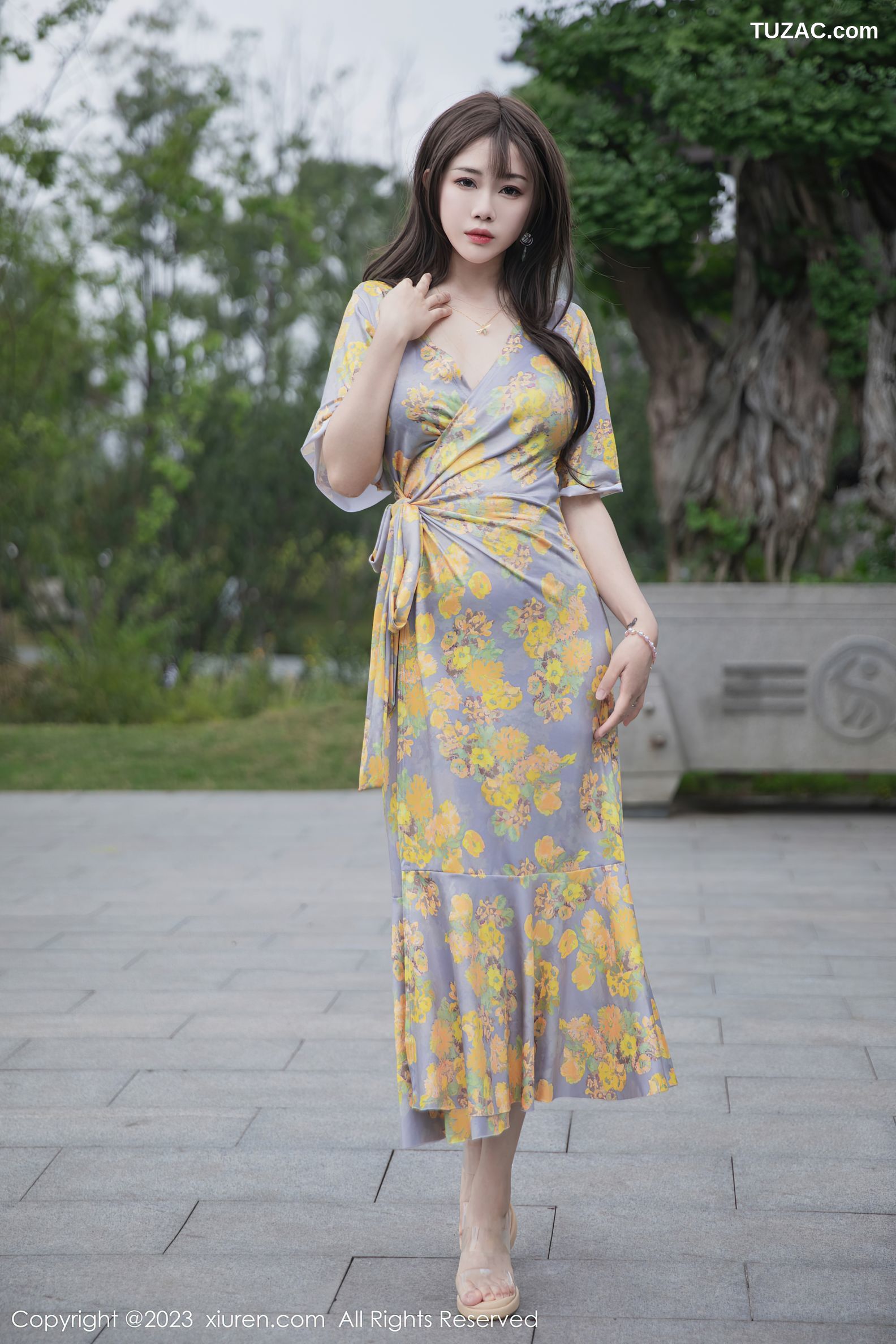 XiuRen秀人网-6949-严利娅Yuliya-黄灰色睡裙半撩-2023.06.20