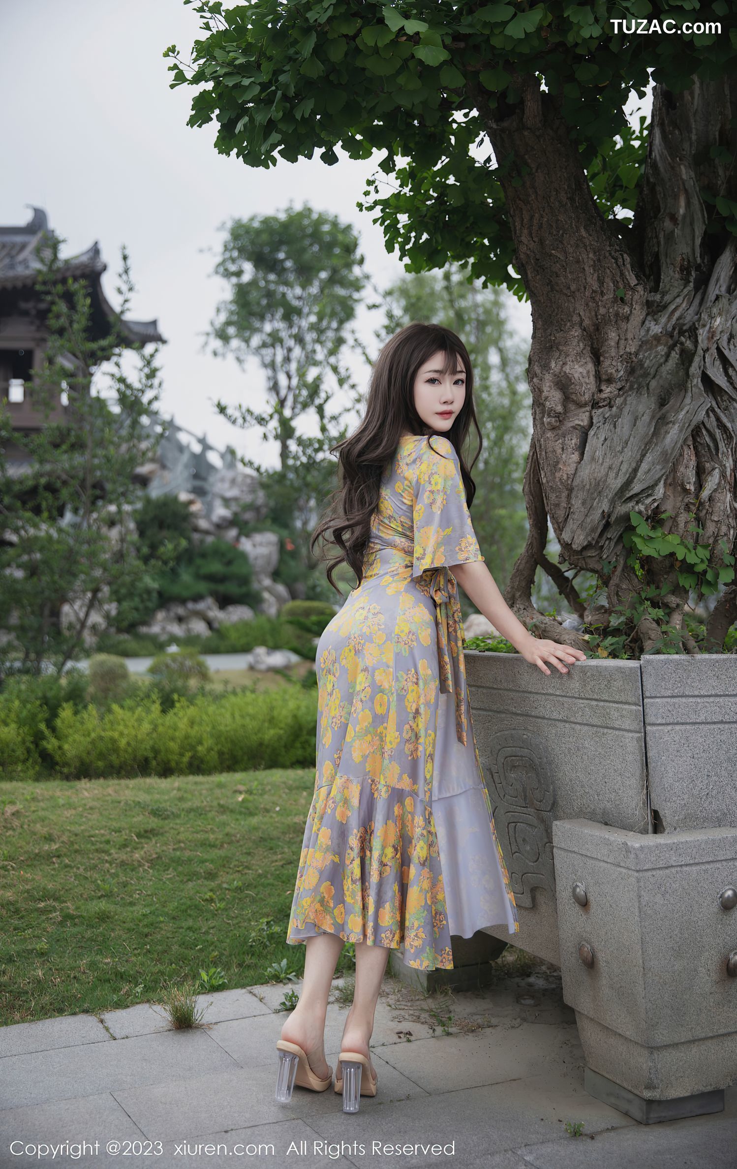 XiuRen秀人网-6949-严利娅Yuliya-黄灰色睡裙半撩-2023.06.20