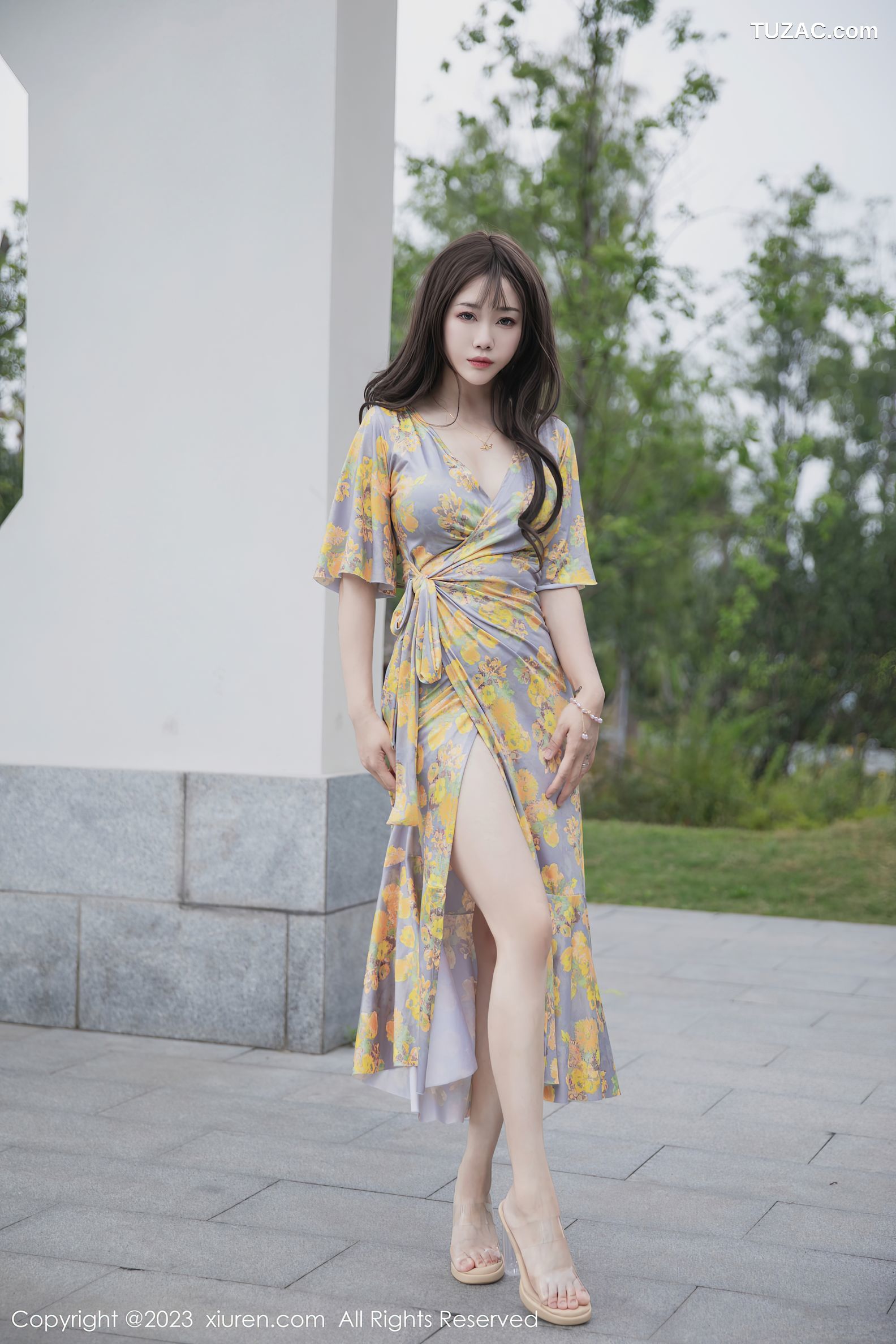 XiuRen秀人网-6949-严利娅Yuliya-黄灰色睡裙半撩-2023.06.20