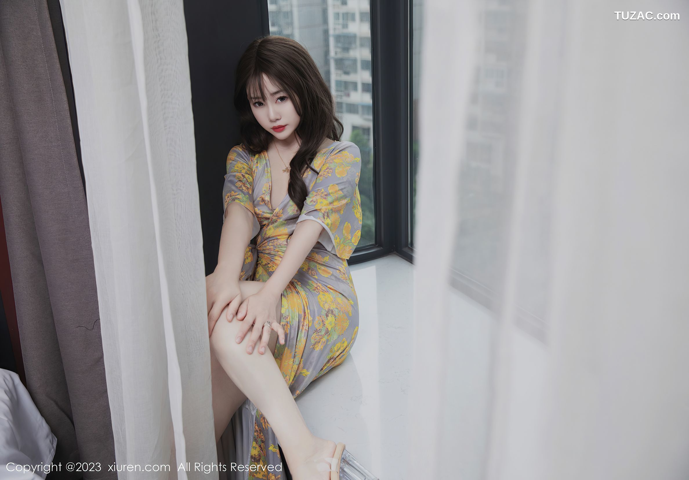 XiuRen秀人网-6949-严利娅Yuliya-黄灰色睡裙半撩-2023.06.20