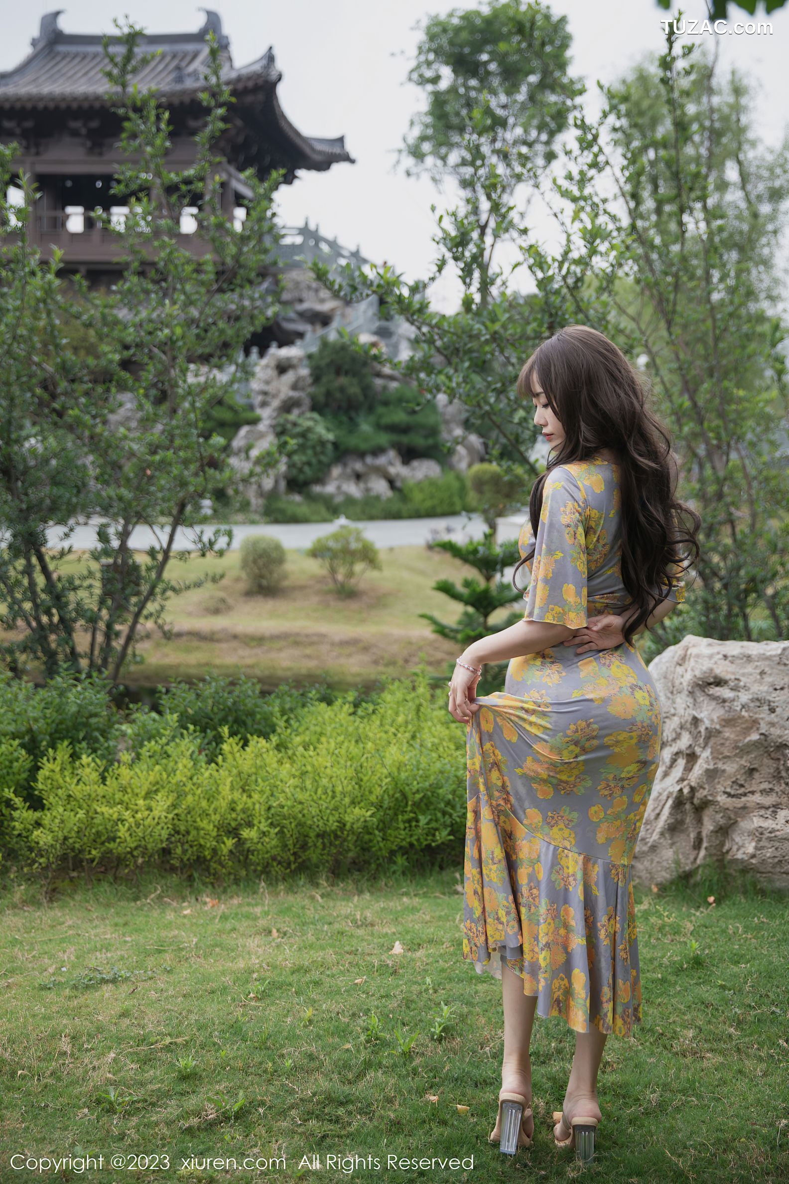 XiuRen秀人网-6949-严利娅Yuliya-黄灰色睡裙半撩-2023.06.20