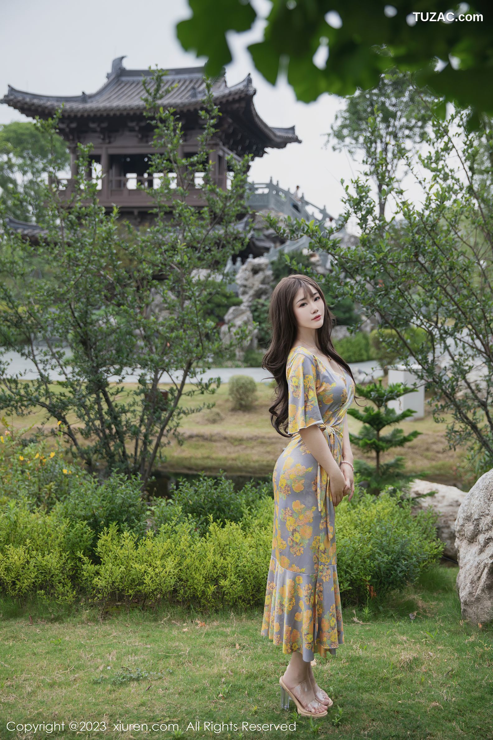 XiuRen秀人网-6949-严利娅Yuliya-黄灰色睡裙半撩-2023.06.20