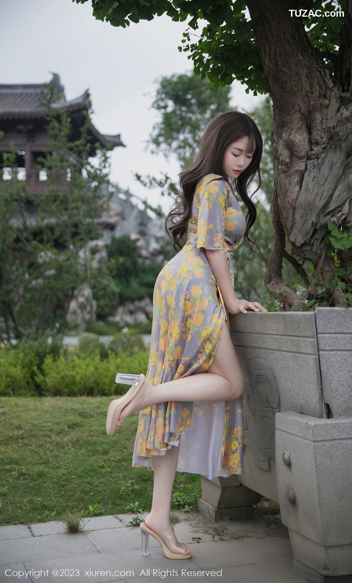 XiuRen秀人网-6949-严利娅Yuliya-黄灰色睡裙半撩-2023.06.20