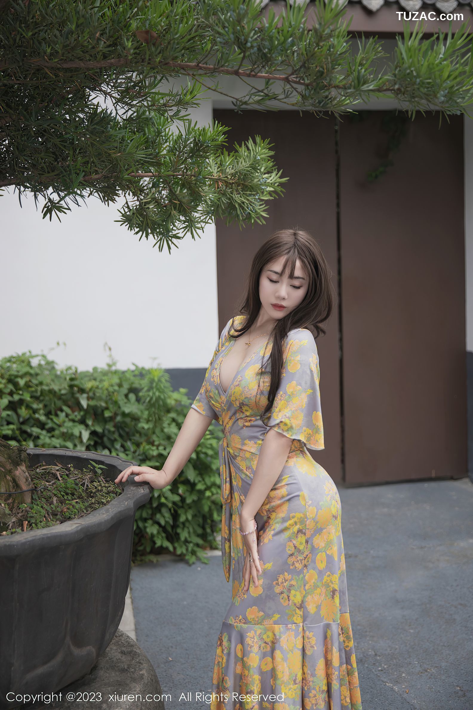 XiuRen秀人网-6949-严利娅Yuliya-黄灰色睡裙半撩-2023.06.20