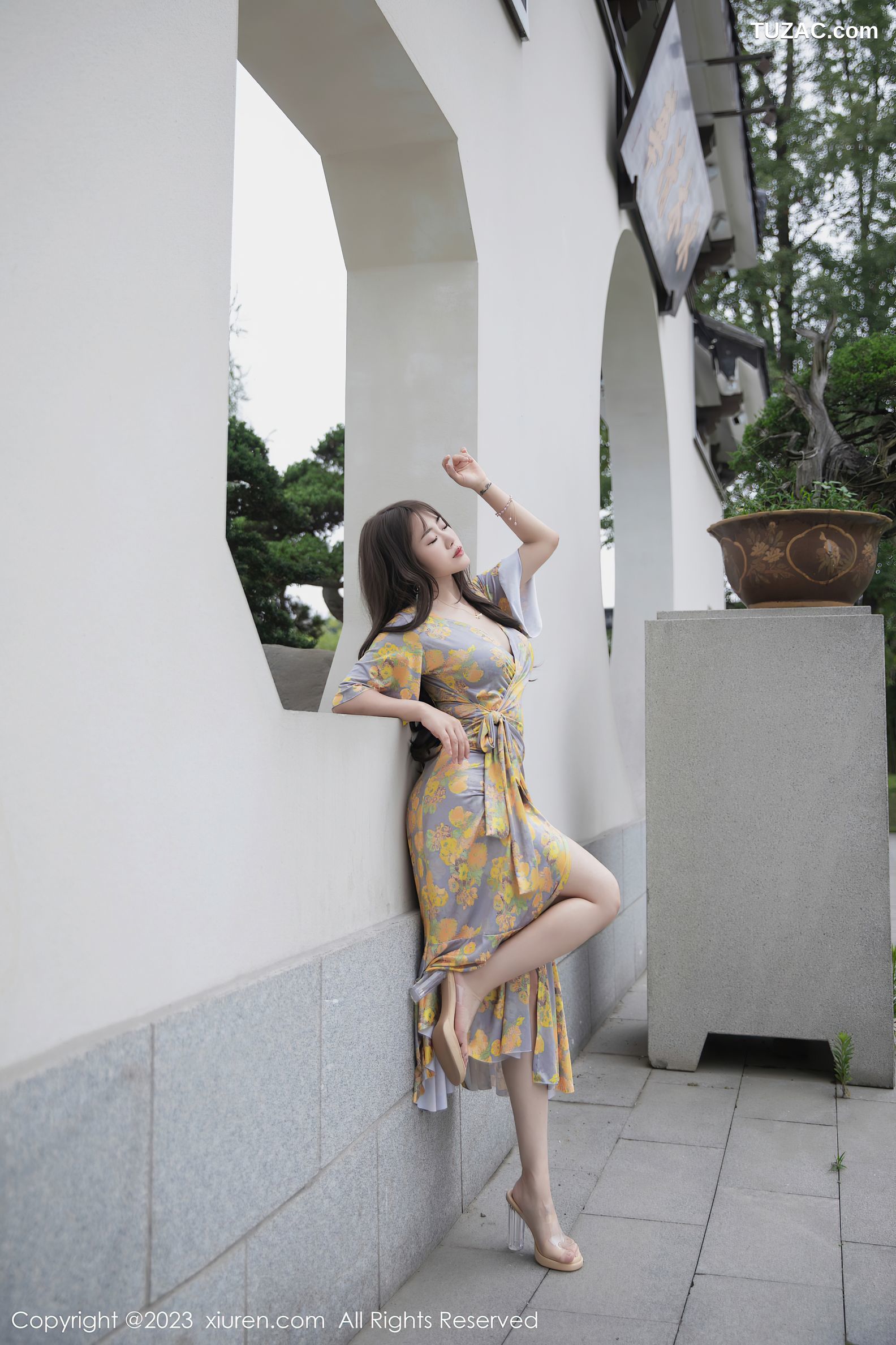 XiuRen秀人网-6949-严利娅Yuliya-黄灰色睡裙半撩-2023.06.20