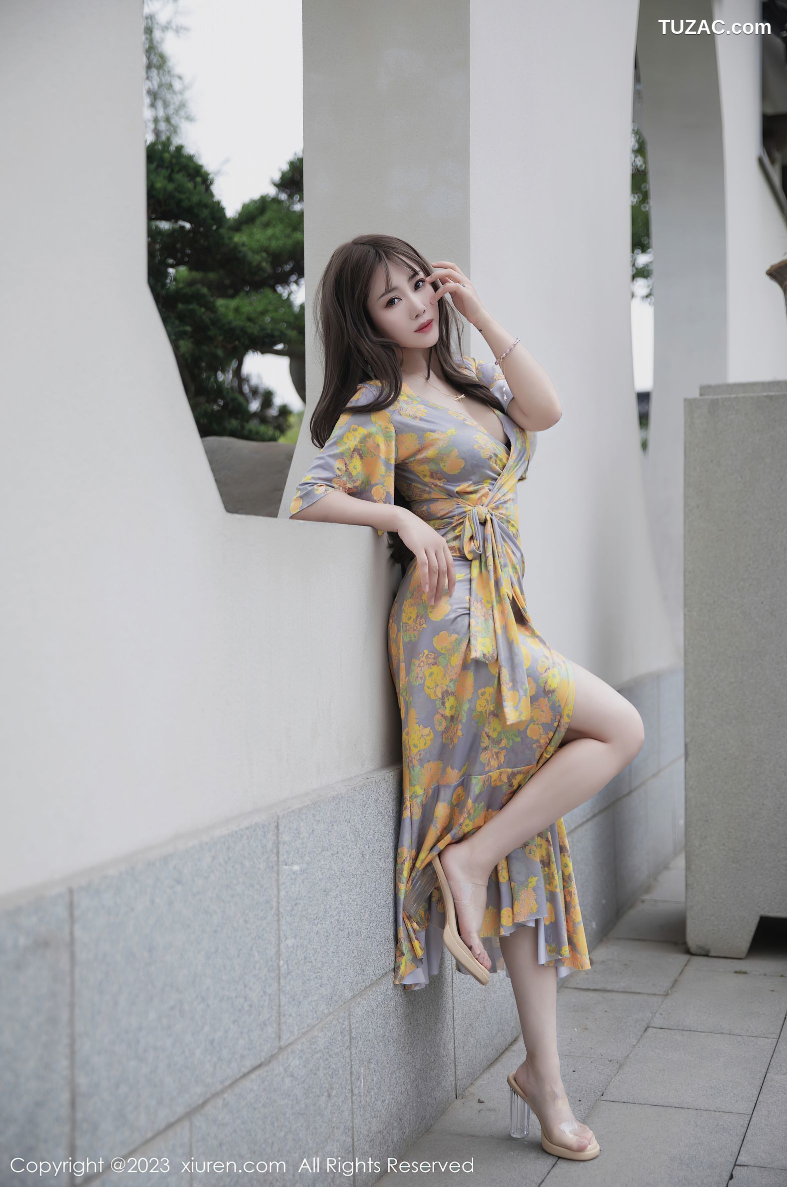 XiuRen秀人网-6949-严利娅Yuliya-黄灰色睡裙半撩-2023.06.20