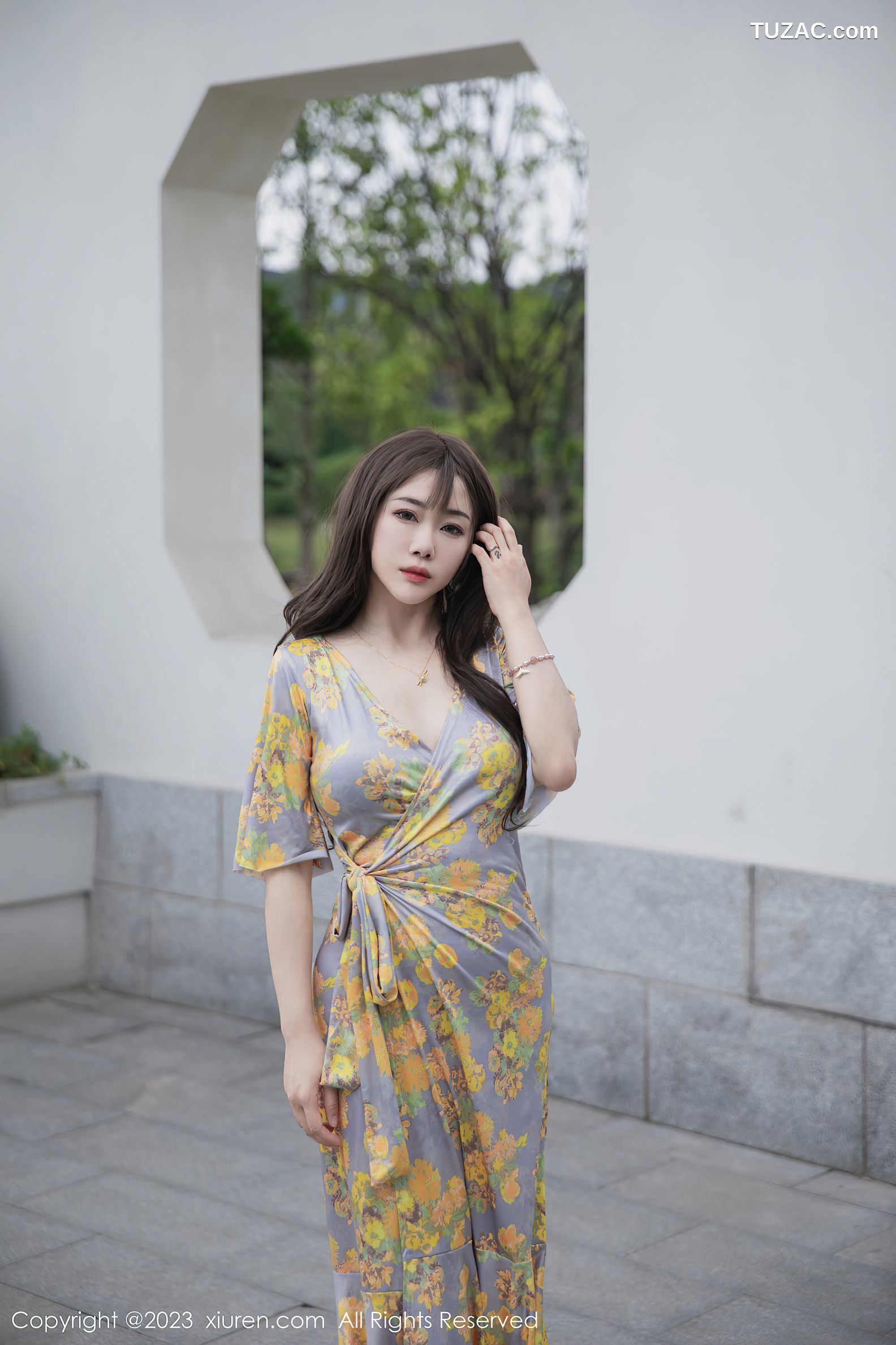 XiuRen秀人网-6949-严利娅Yuliya-黄灰色睡裙半撩-2023.06.20