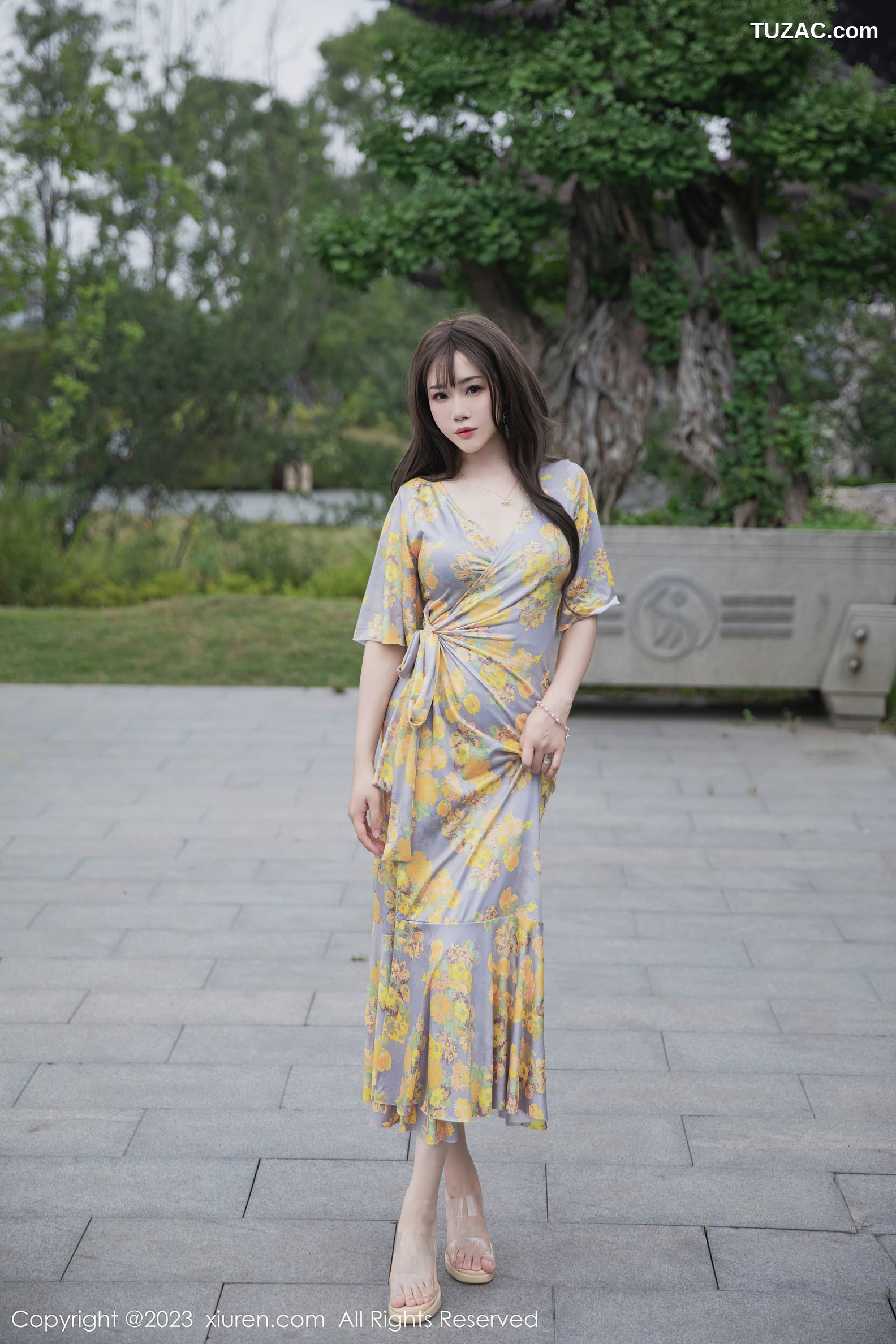 XiuRen秀人网-6949-严利娅Yuliya-黄灰色睡裙半撩-2023.06.20