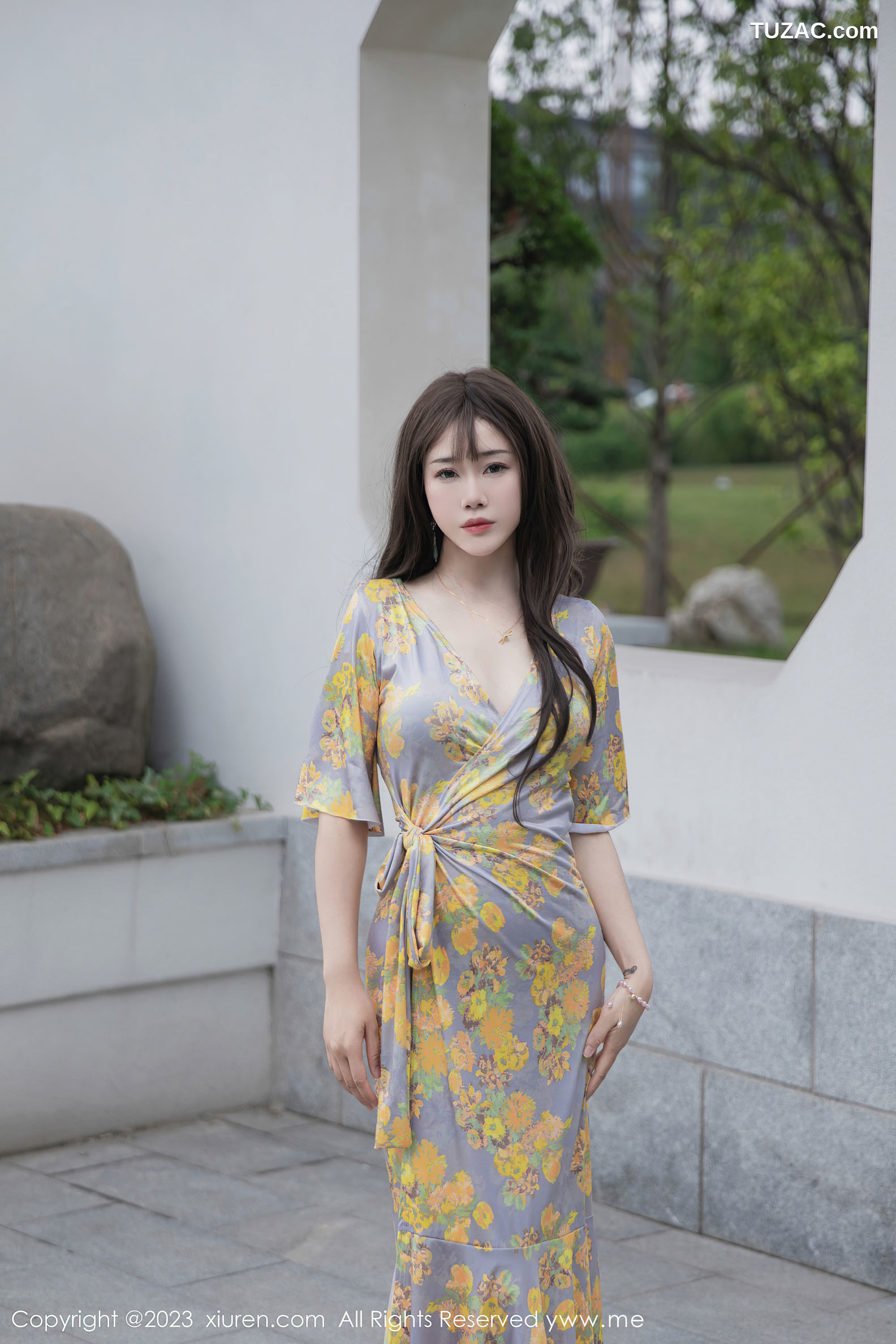 XiuRen秀人网-6949-严利娅Yuliya-黄灰色睡裙半撩-2023.06.20