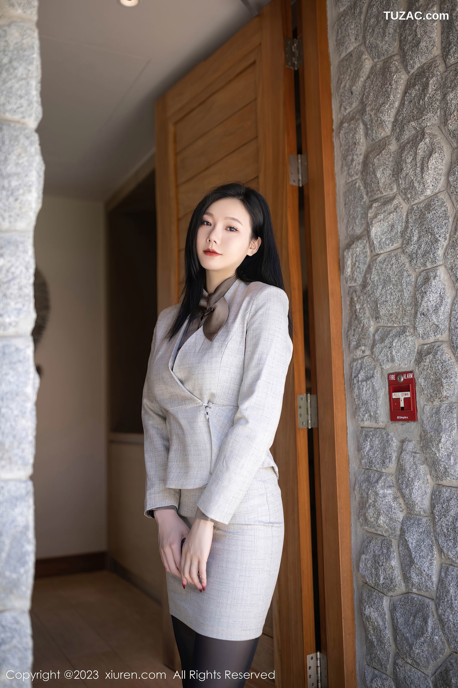 XiuRen秀人网-6951-安然Anran-灰色职业OL装红色蕾丝内衣-2023.06.20