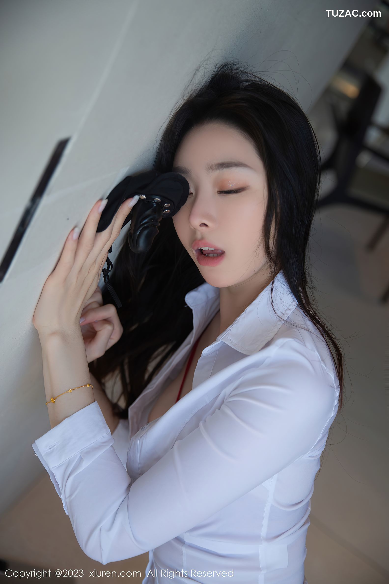 XiuRen秀人网-6960-是小逗逗-白衬衫黑色短裙红色蕾丝内衣-2023.06.21