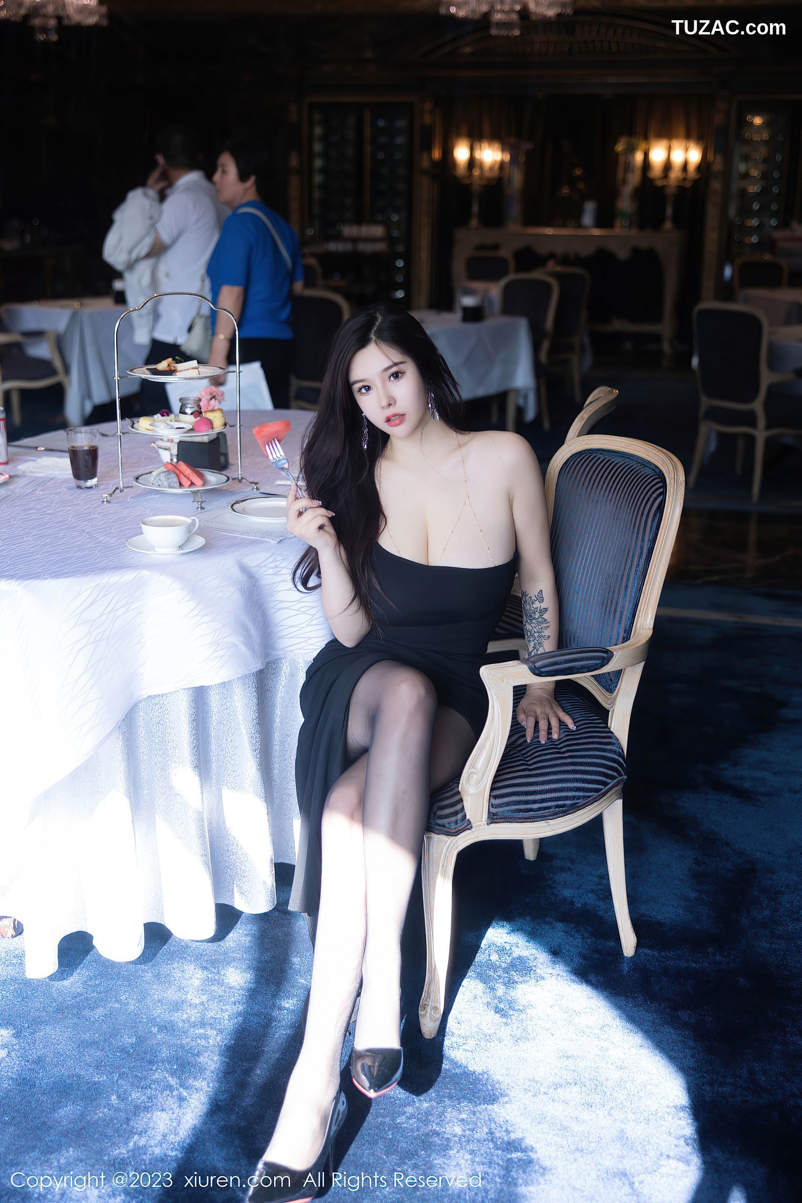 XiuRen秀人网-6973-周思乔Betty-性感黑色肩短裙-2023.06.26