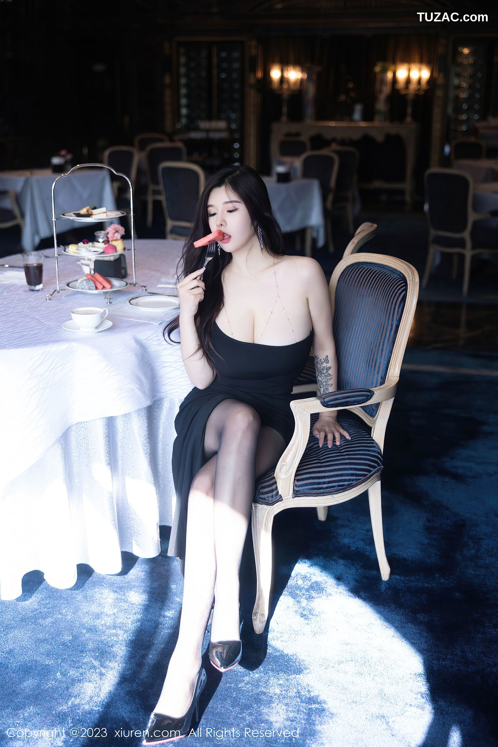 XiuRen秀人网-6973-周思乔Betty-性感黑色肩短裙-2023.06.26