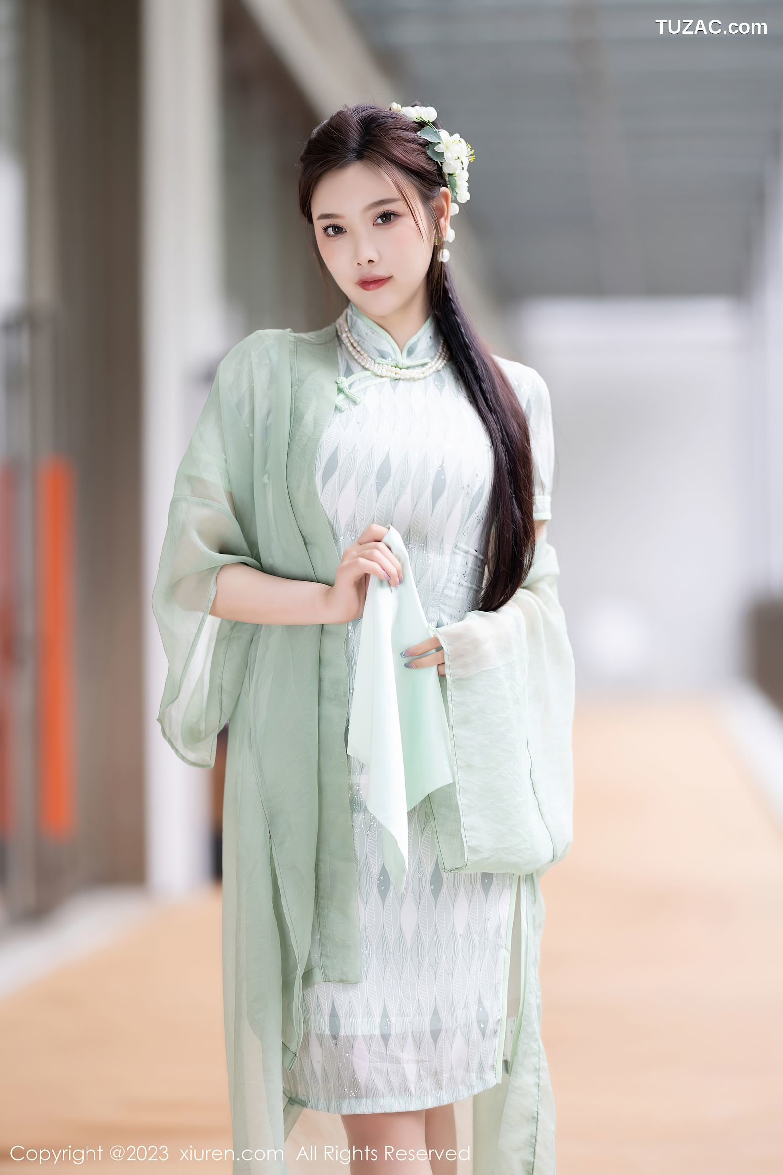 XiuRen秀人网-6983-杨晨晨Yome-淡绿旗袍服原色丝袜-2023.06.27