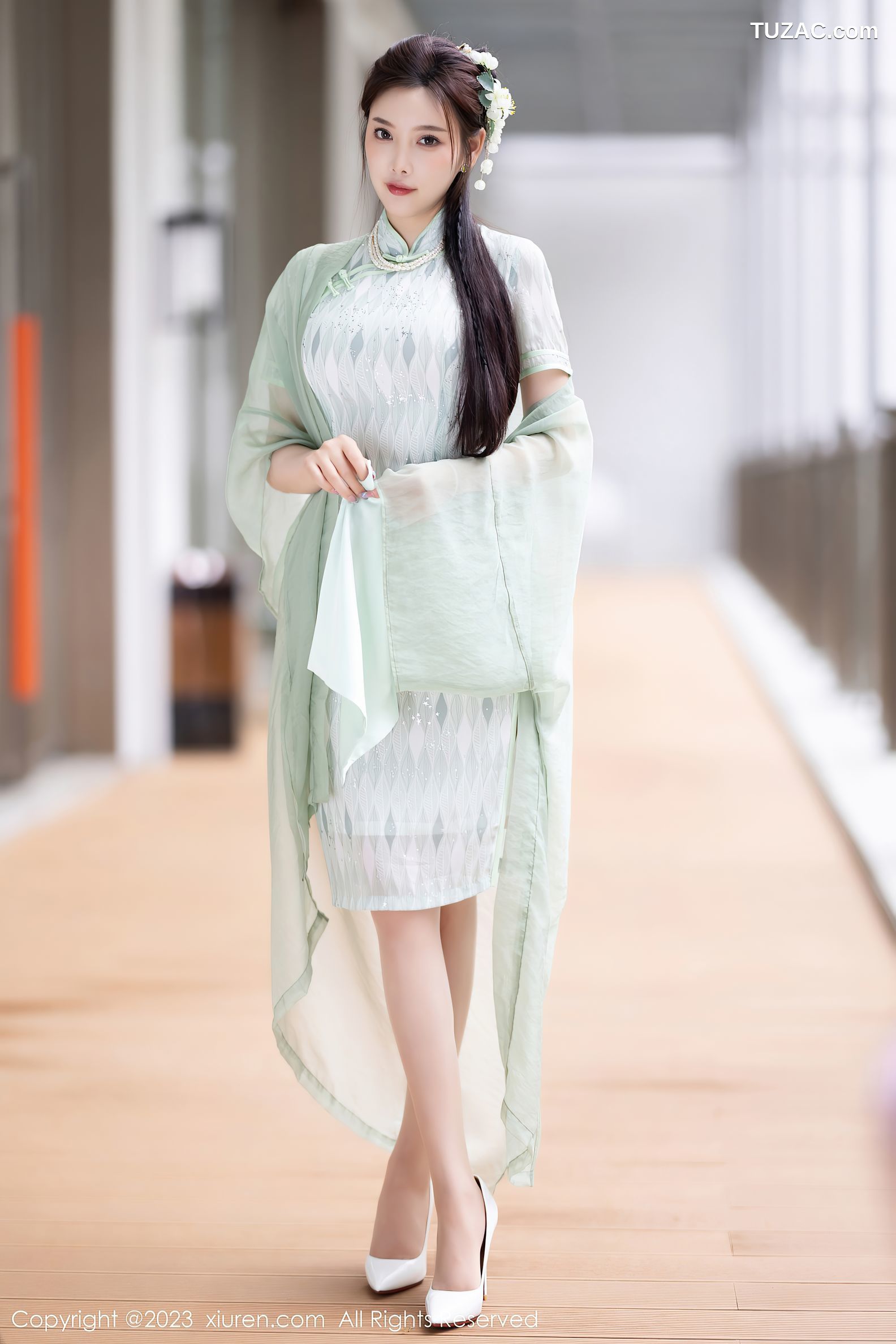 XiuRen秀人网-6983-杨晨晨Yome-淡绿旗袍服原色丝袜-2023.06.27