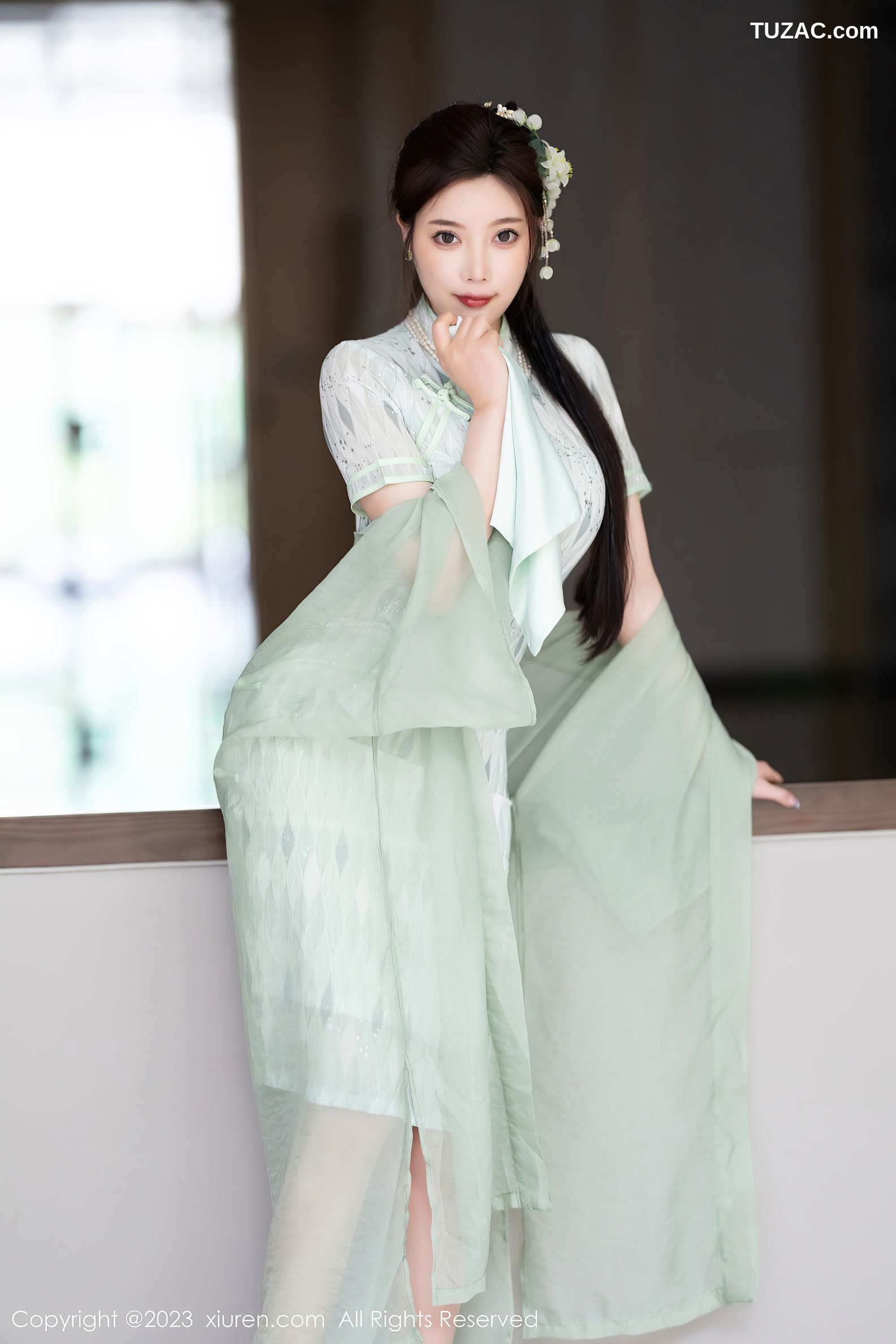 XiuRen秀人网-6983-杨晨晨Yome-淡绿旗袍服原色丝袜-2023.06.27