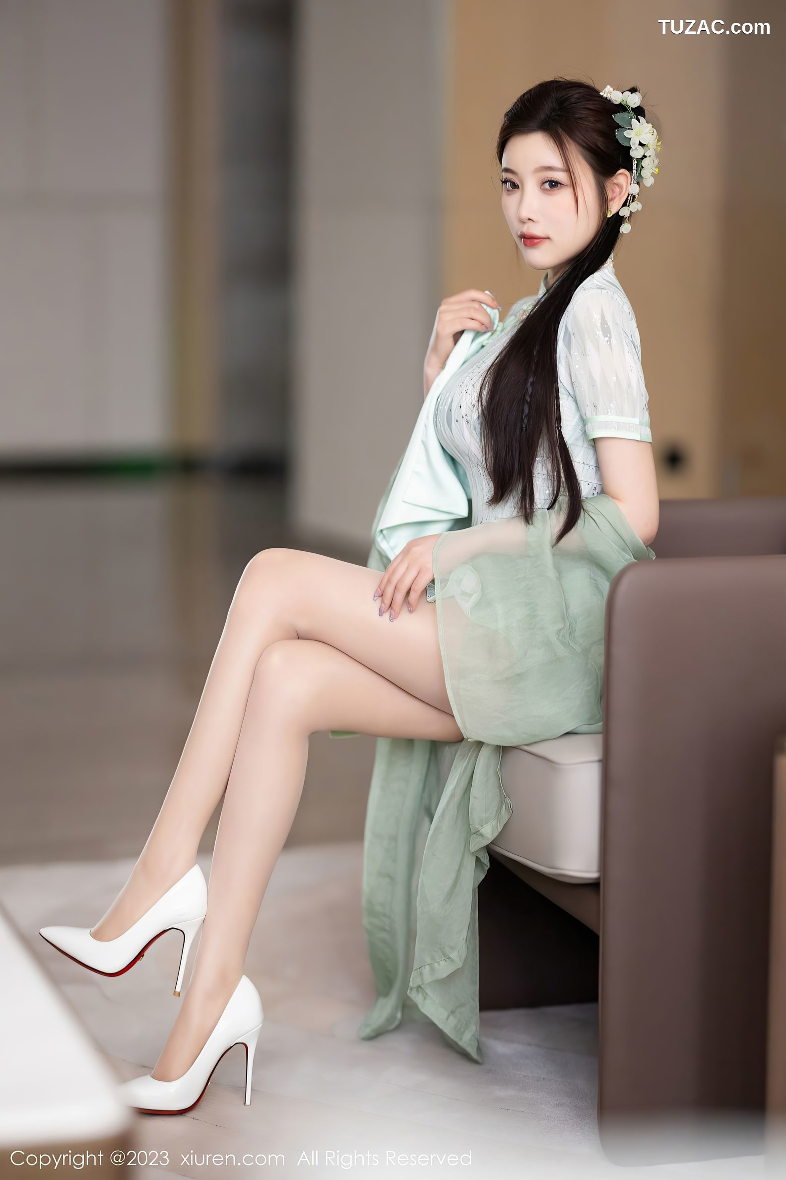 XiuRen秀人网-6983-杨晨晨Yome-淡绿旗袍服原色丝袜-2023.06.27