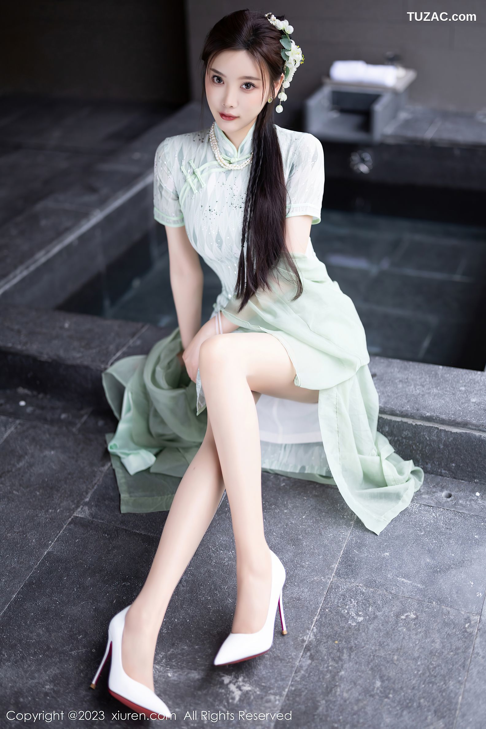 XiuRen秀人网-6983-杨晨晨Yome-淡绿旗袍服原色丝袜-2023.06.27