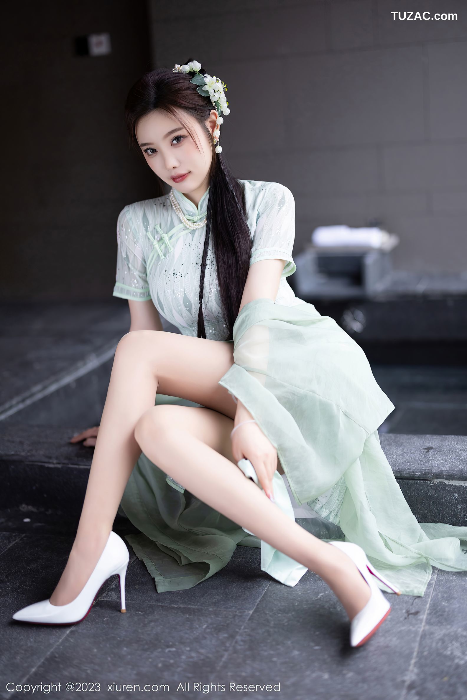 XiuRen秀人网-6983-杨晨晨Yome-淡绿旗袍服原色丝袜-2023.06.27