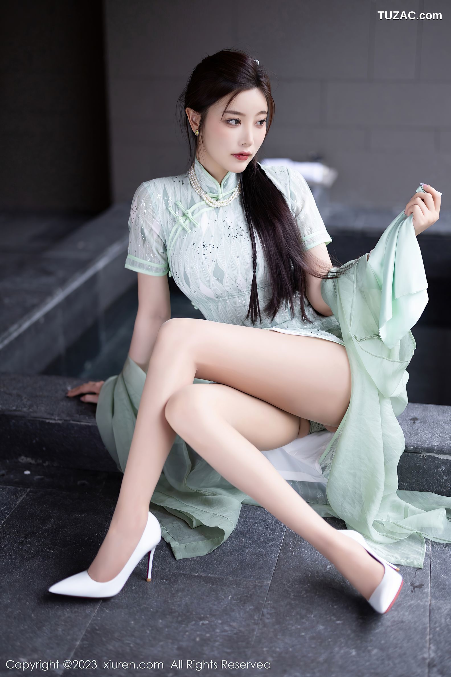 XiuRen秀人网-6983-杨晨晨Yome-淡绿旗袍服原色丝袜-2023.06.27