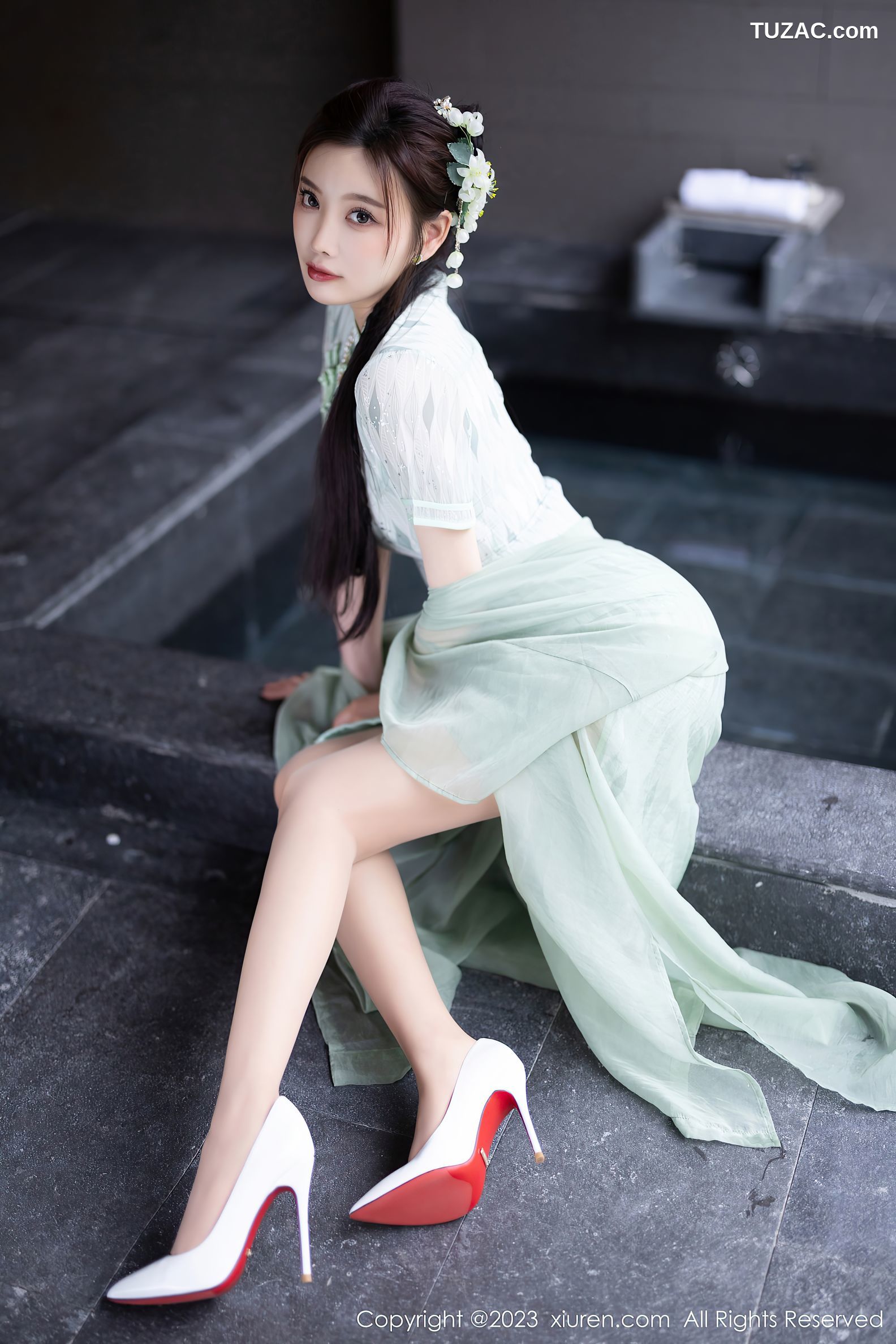 XiuRen秀人网-6983-杨晨晨Yome-淡绿旗袍服原色丝袜-2023.06.27