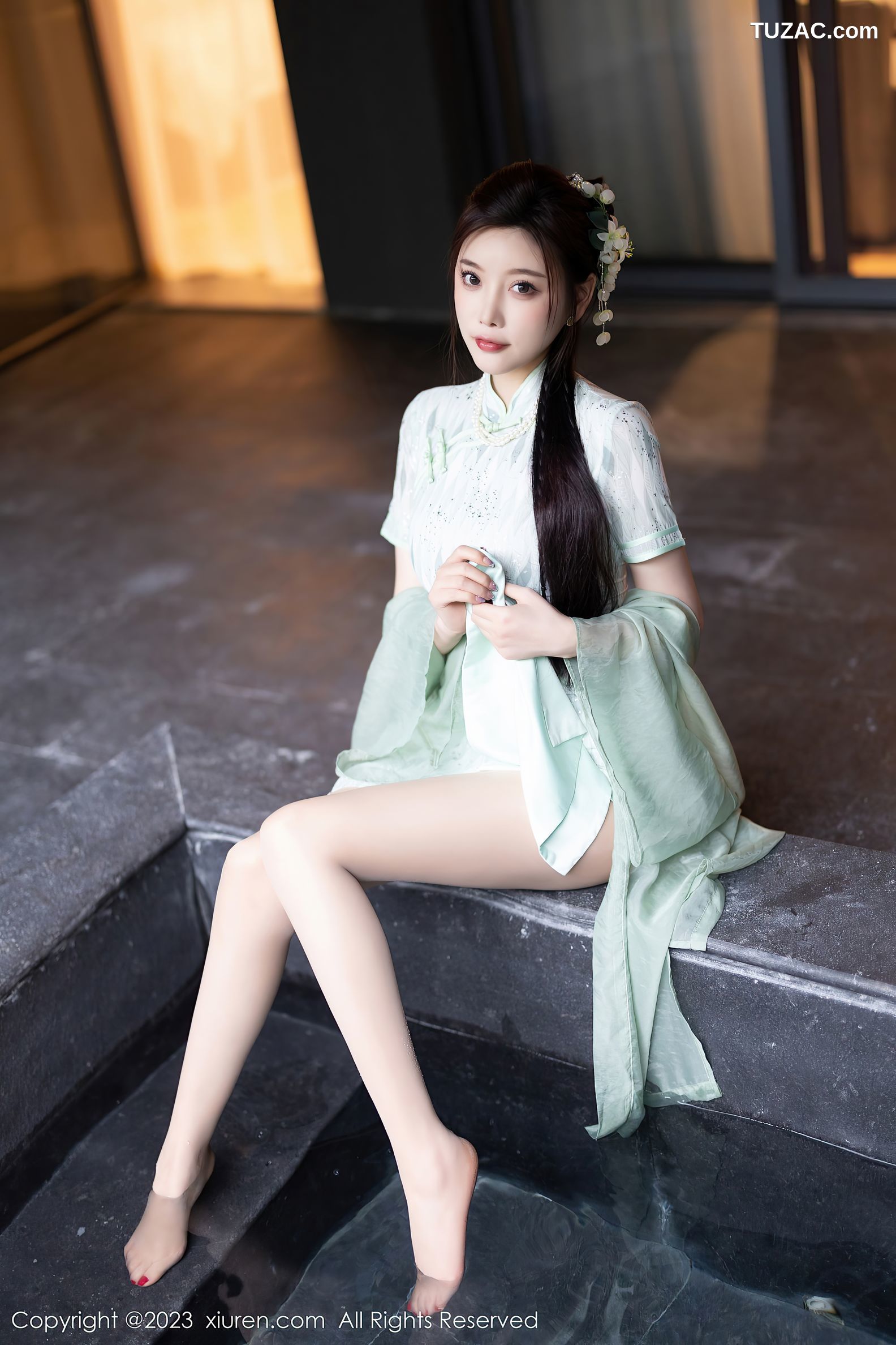 XiuRen秀人网-6983-杨晨晨Yome-淡绿旗袍服原色丝袜-2023.06.27