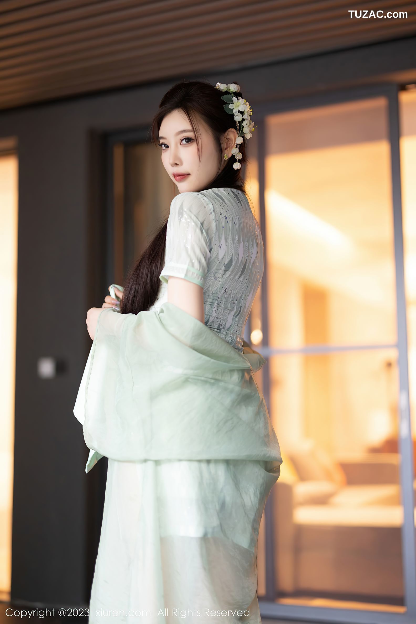 XiuRen秀人网-6983-杨晨晨Yome-淡绿旗袍服原色丝袜-2023.06.27