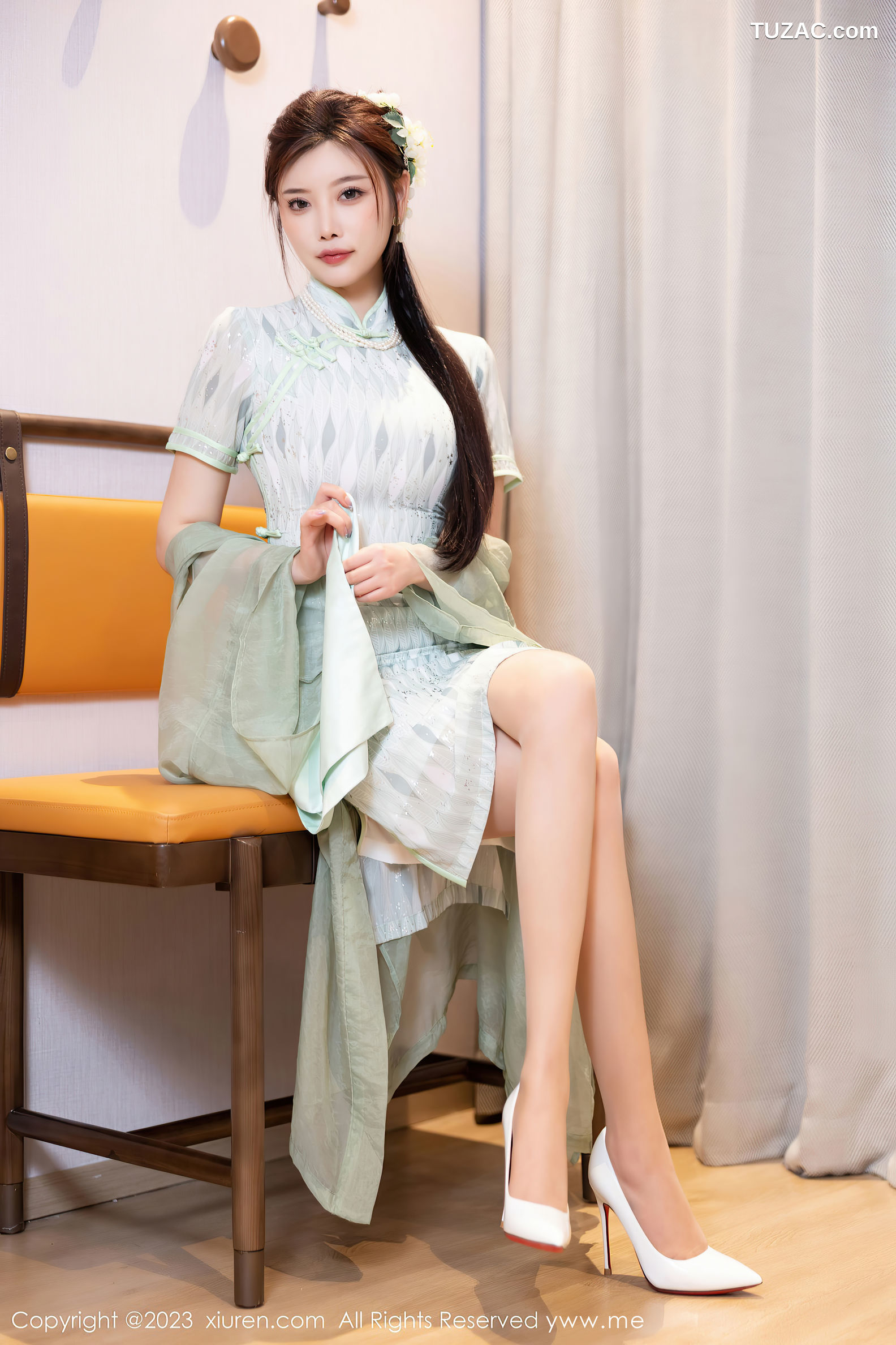 XiuRen秀人网-6983-杨晨晨Yome-淡绿旗袍服原色丝袜-2023.06.27