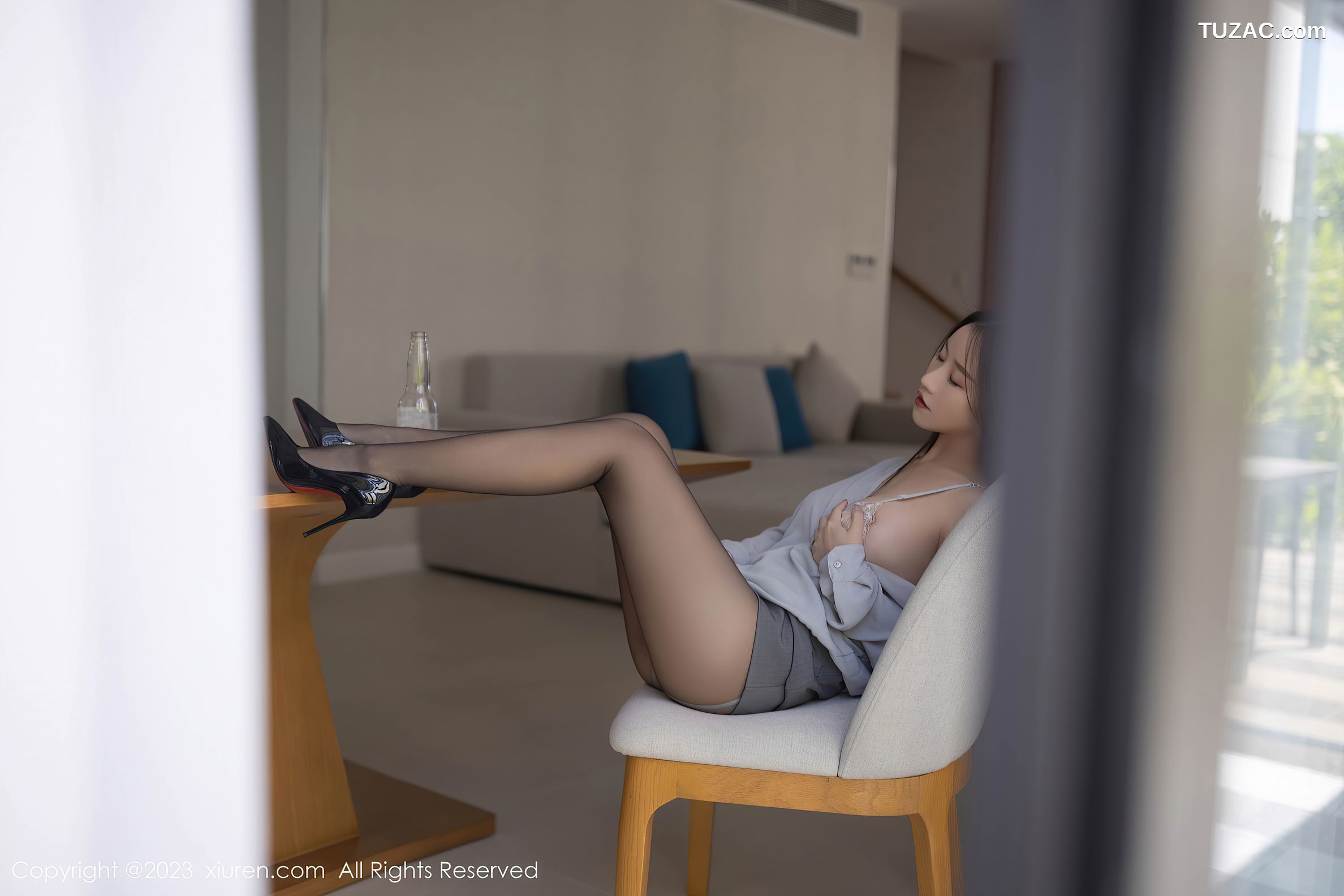 XiuRen秀人网-6989-杏子Yada-醉酒主题淡灰色轻透内衣超薄黑丝-2023.06.28