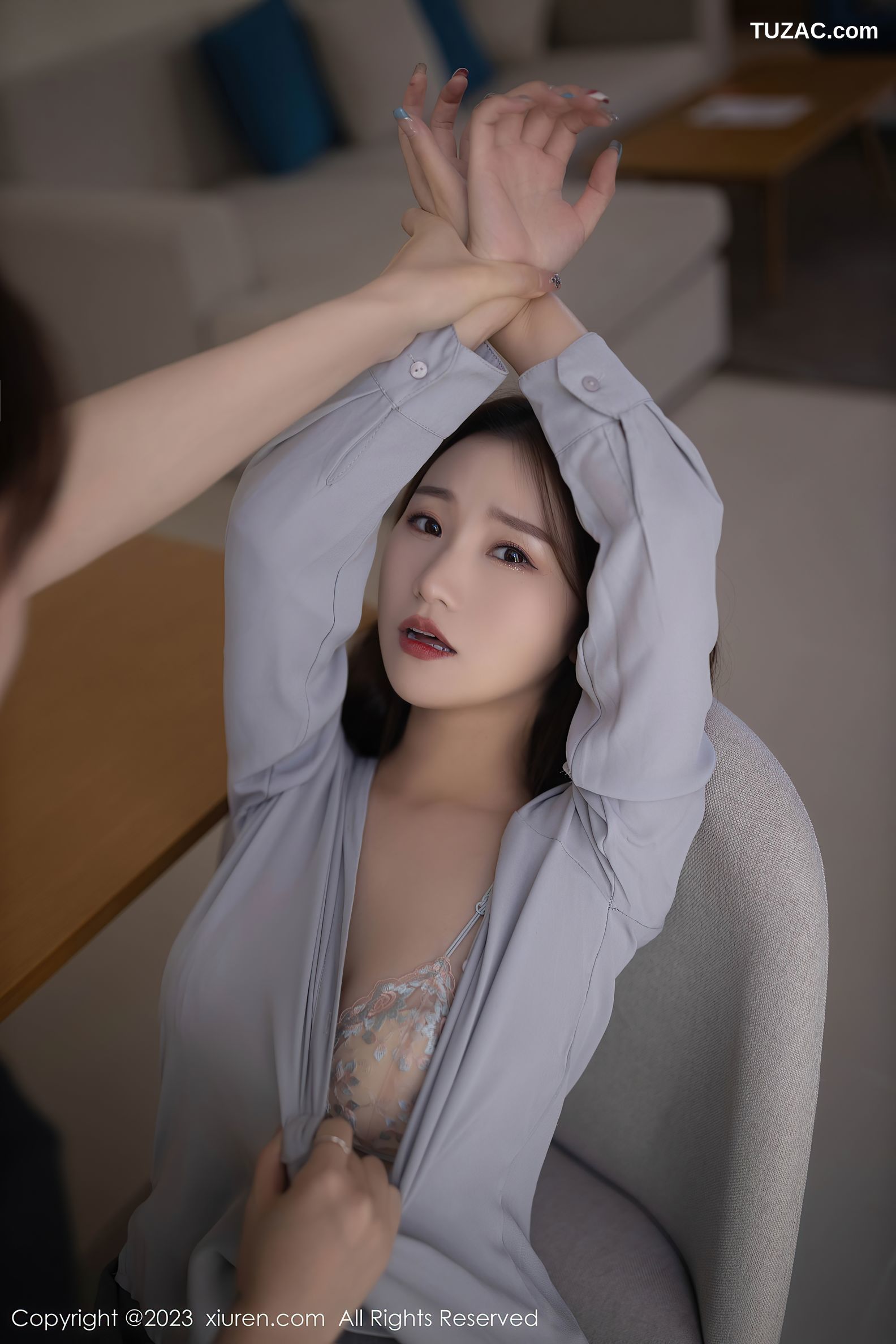 XiuRen秀人网-6989-杏子Yada-醉酒主题淡灰色轻透内衣超薄黑丝-2023.06.28