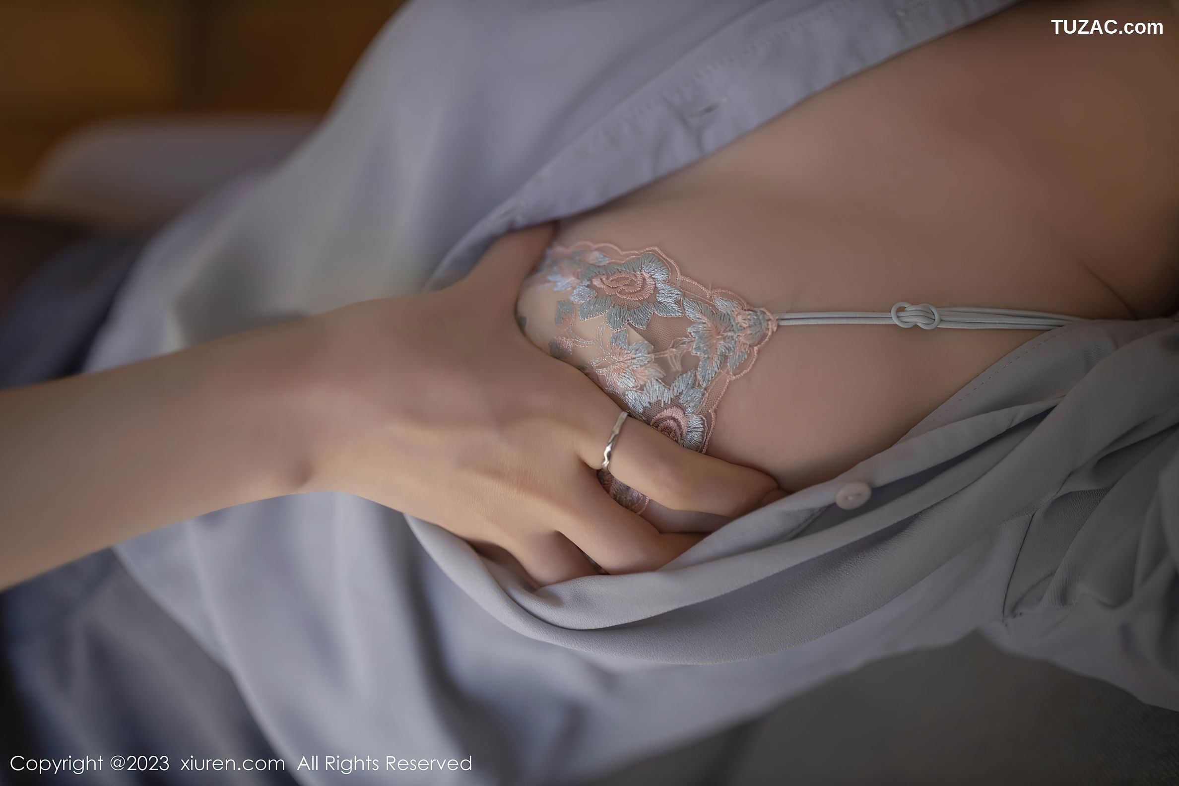 XiuRen秀人网-6989-杏子Yada-醉酒主题淡灰色轻透内衣超薄黑丝-2023.06.28