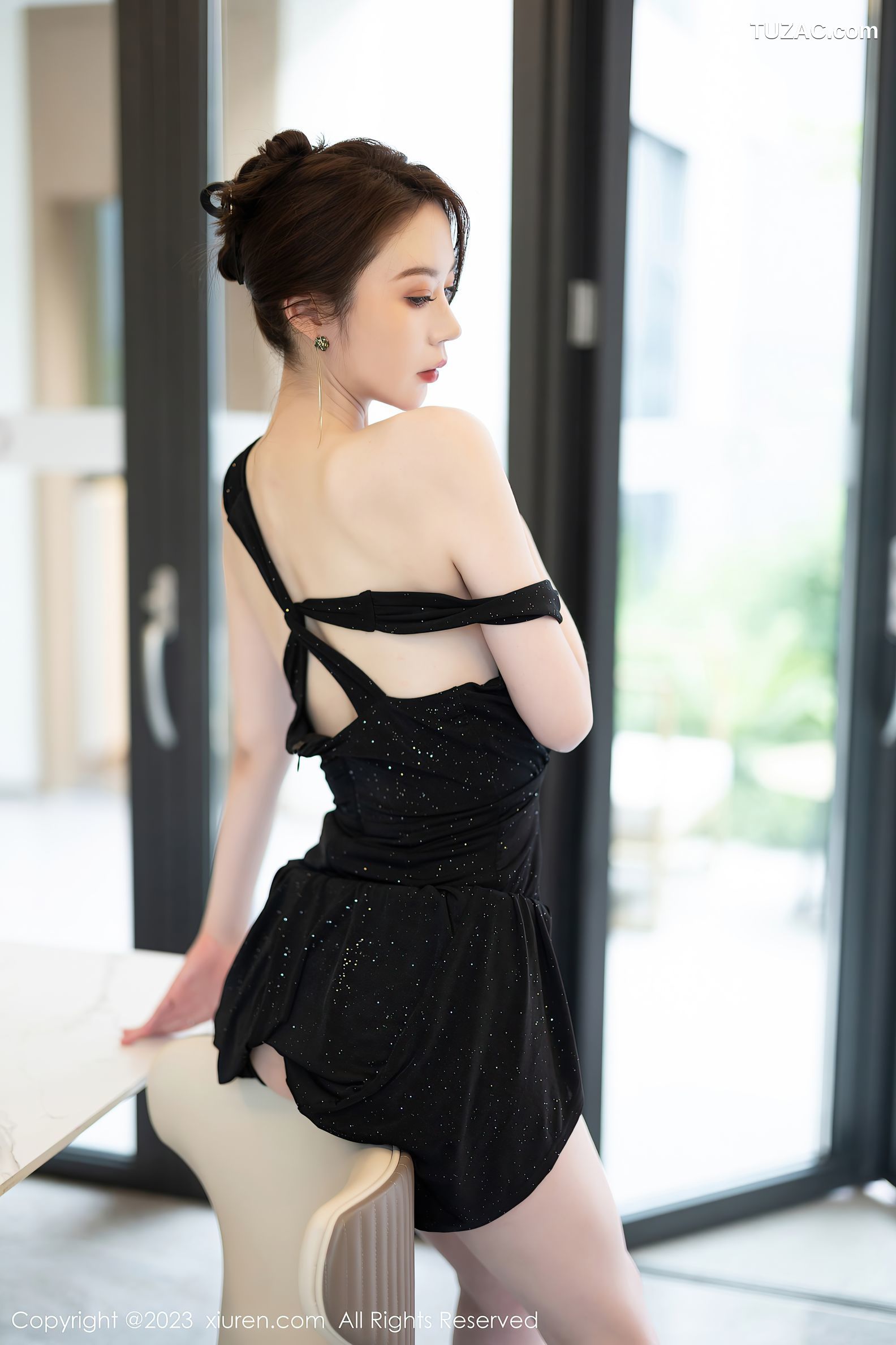 XiuRen秀人网-7031-梦心玥-黑色连衣长裙白色比基尼-2023.07.05