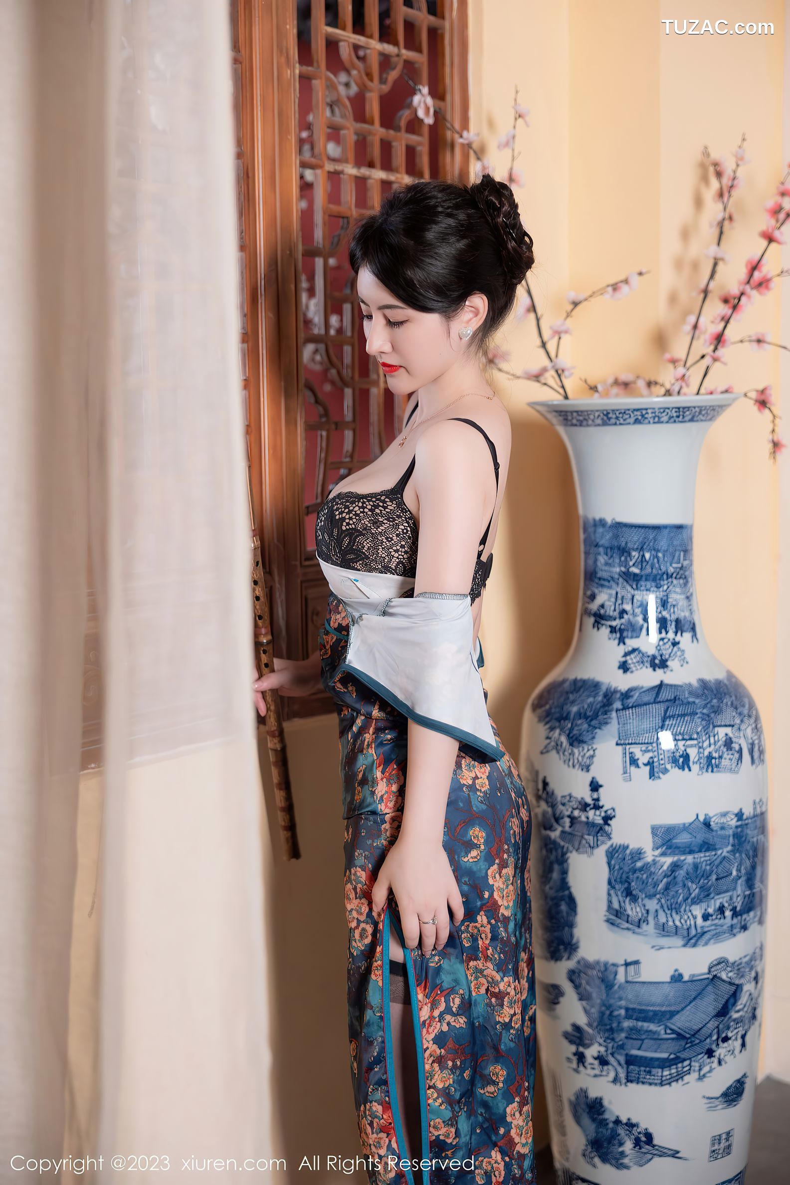 XiuRen秀人网-7051-诗诗kiki-蓝印花旗袍黑丝-2023.07.10