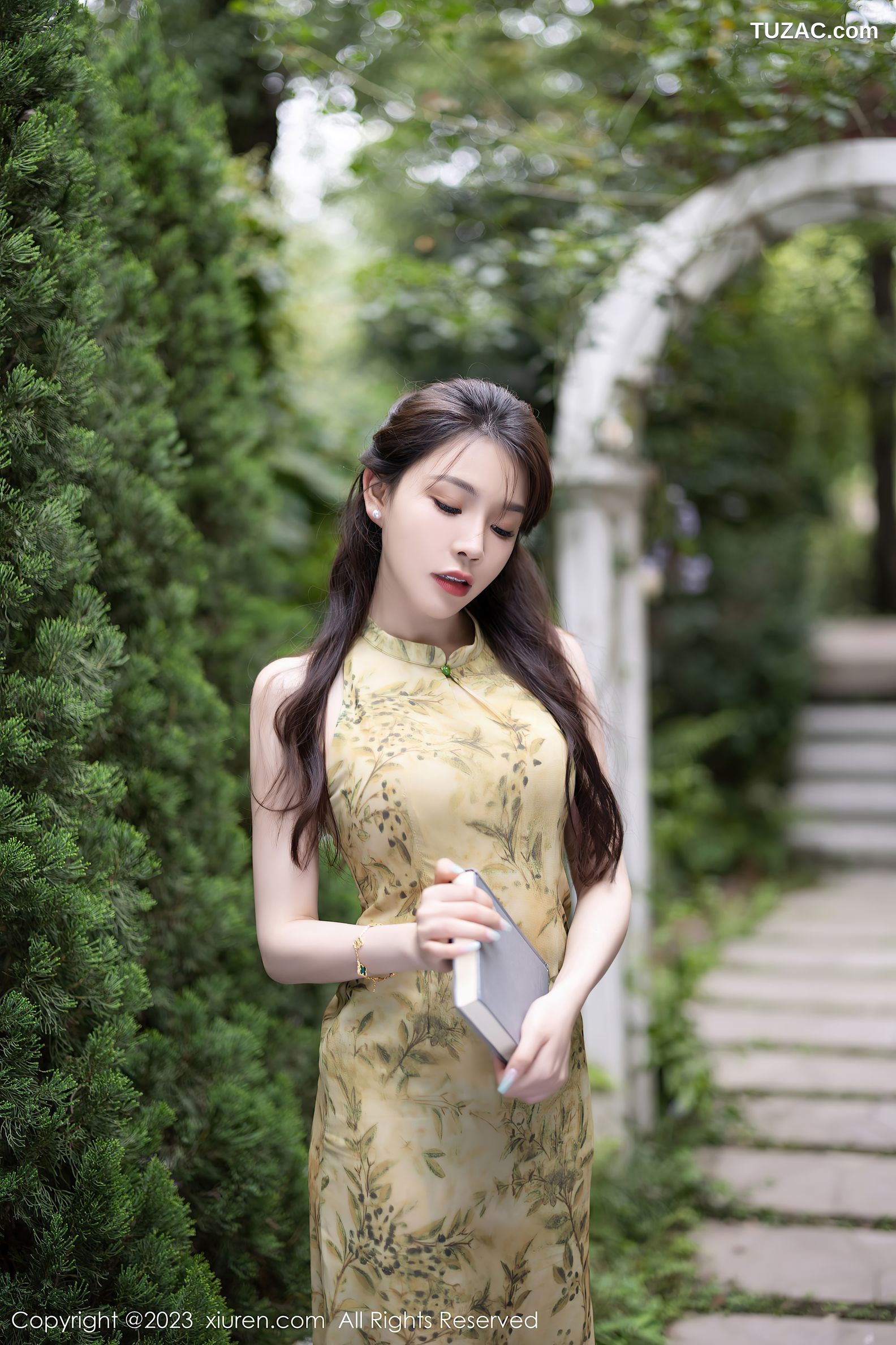 XiuRen秀人网-7083-徐莉芝Booty-文艺风金色旗袍黑丝-2023.07.14