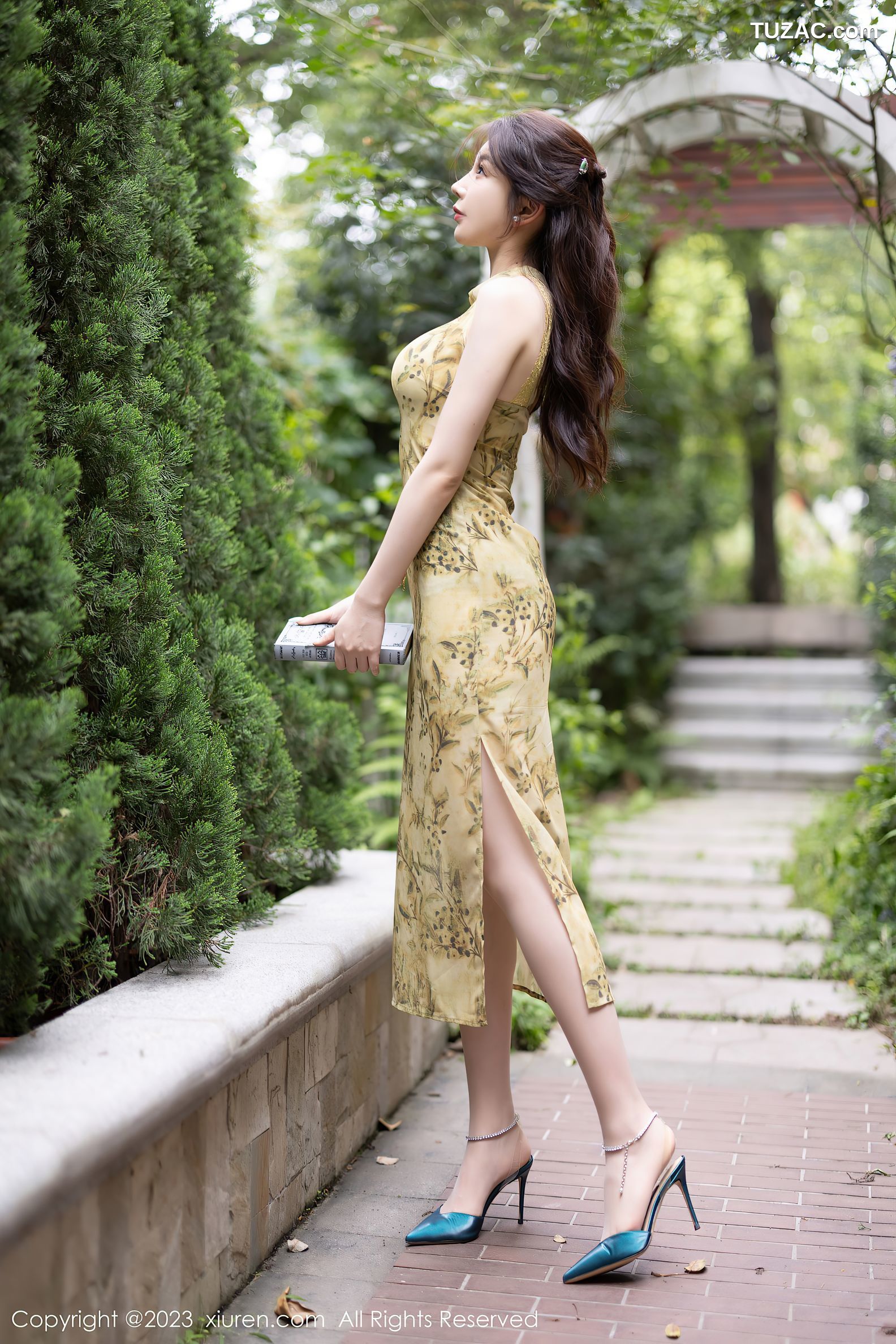 XiuRen秀人网-7083-徐莉芝Booty-文艺风金色旗袍黑丝-2023.07.14