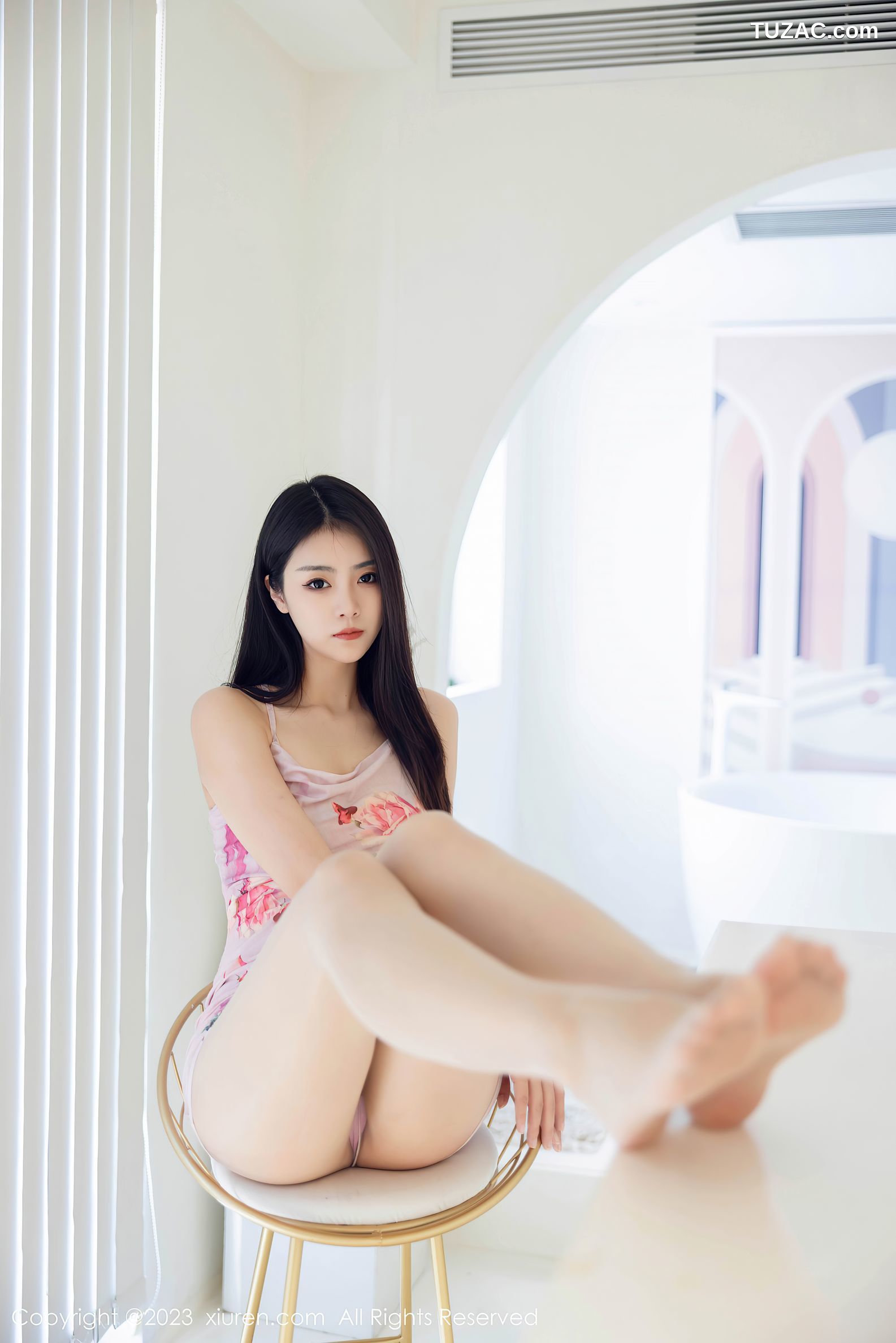 XiuRen秀人网-7099-可樂Vicky-淡粉团花吊带短裙肉丝-2023.07.19